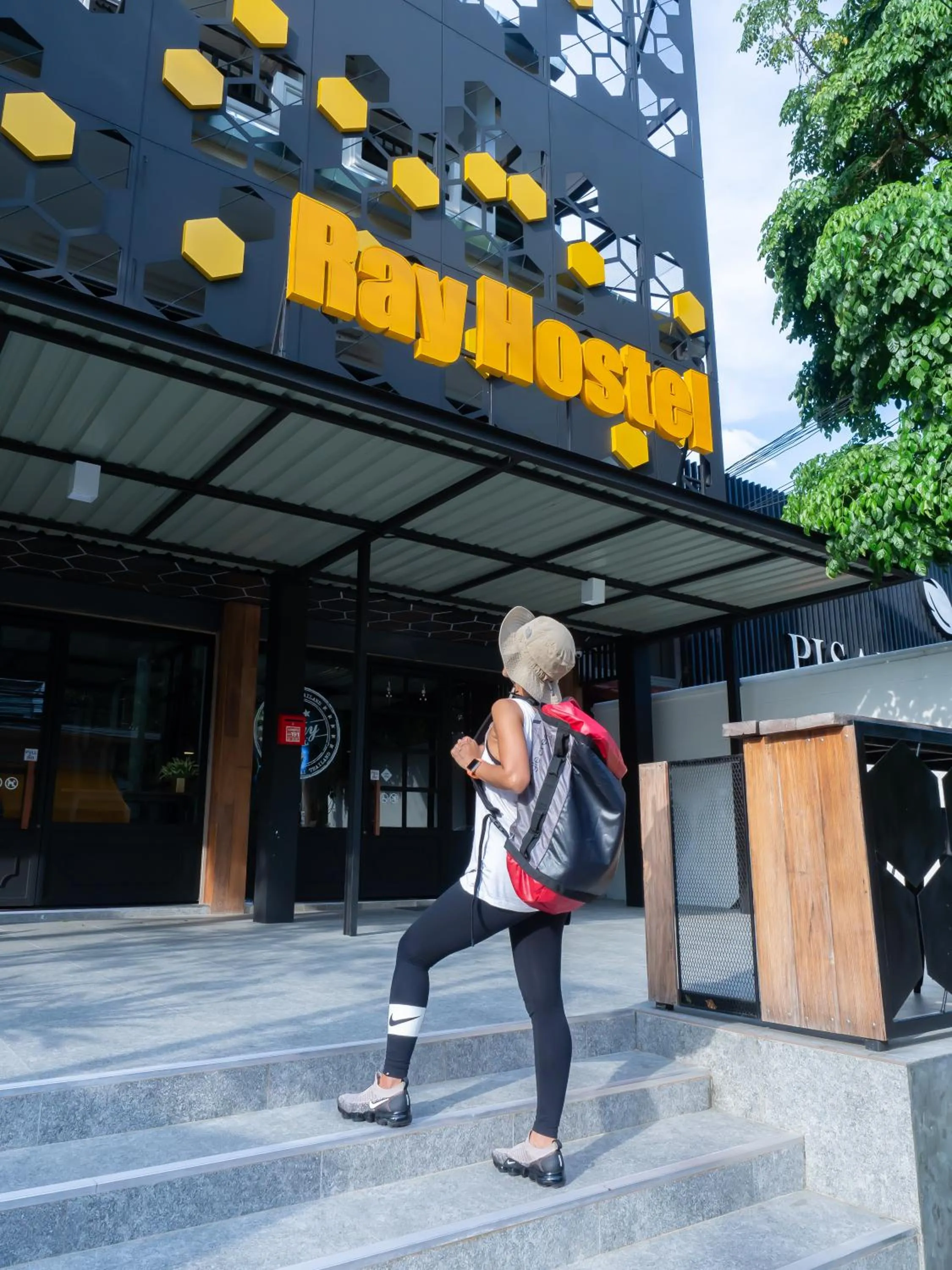 Facade/entrance in Ray Hostel