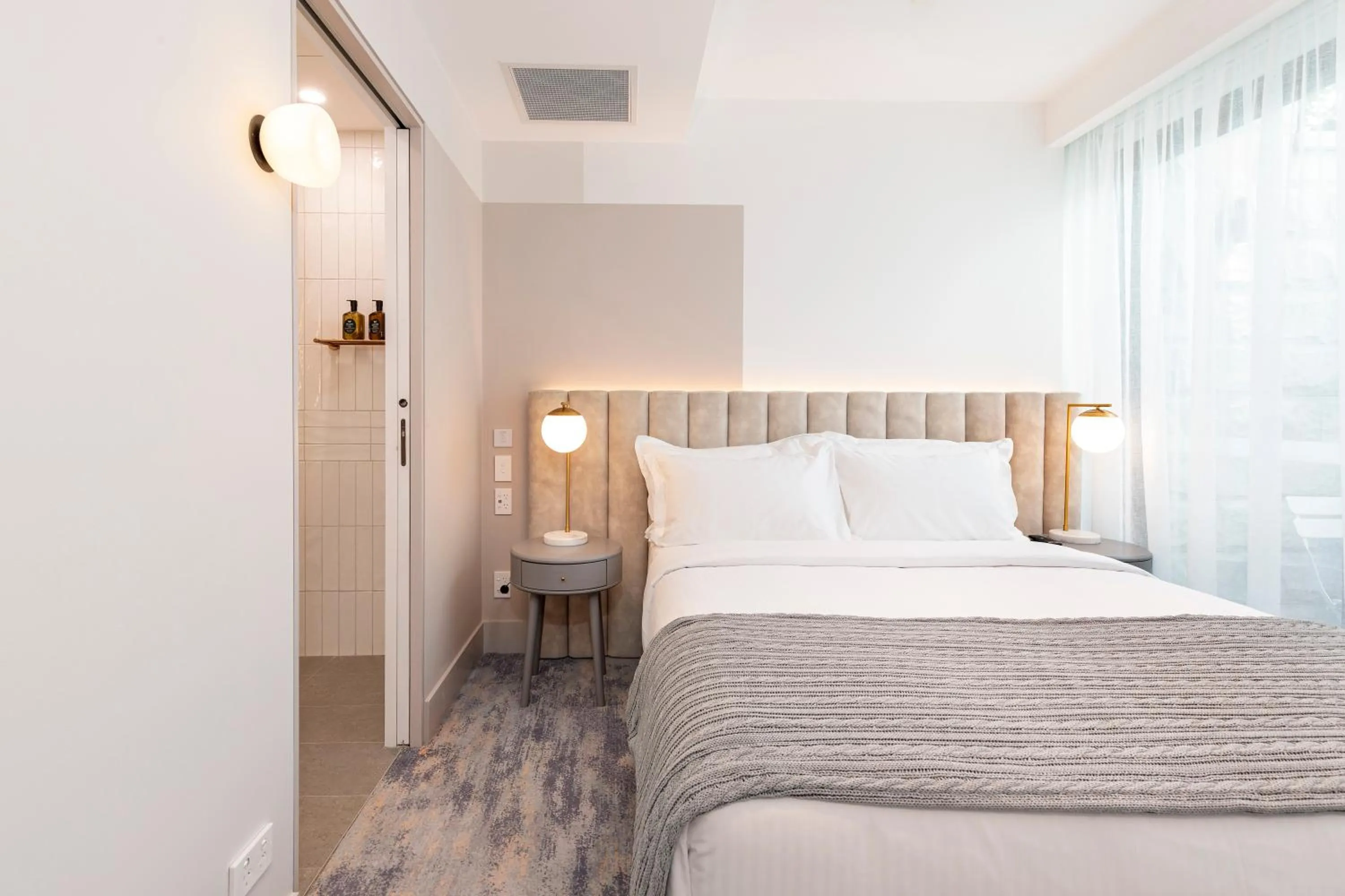 Photo of the whole room, Bed in The Albert Mosman