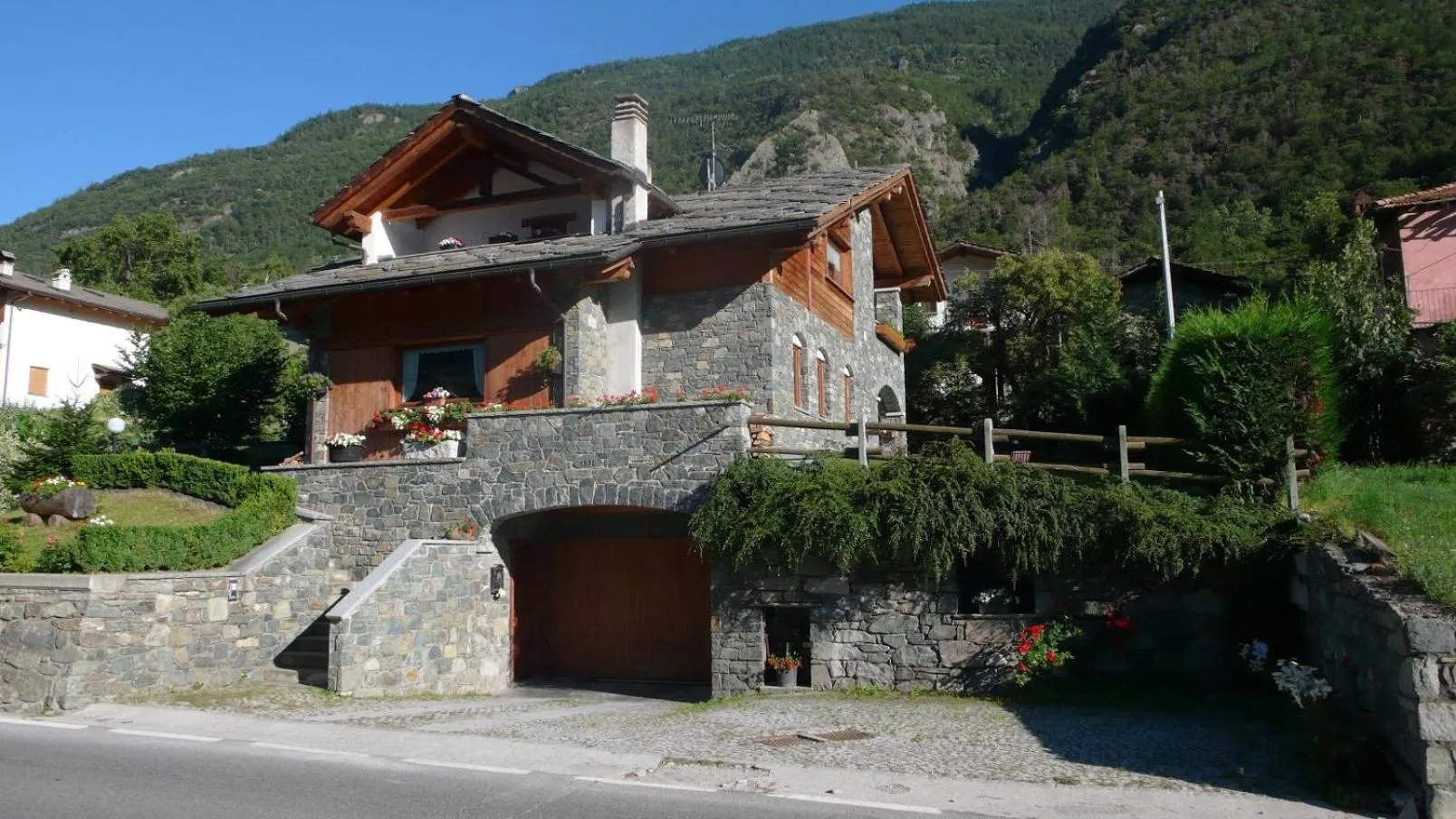 Property building in La Casa Della Guida