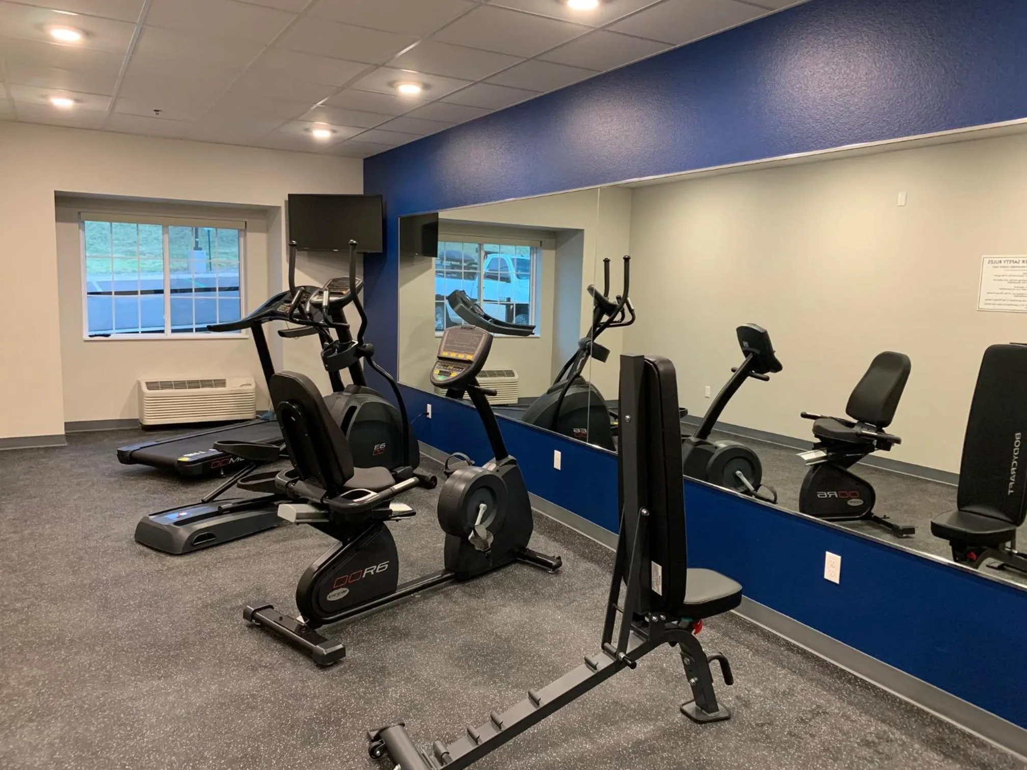 Fitness centre/facilities in Microtel Inn & Suites by Wyndham Woodland Park
