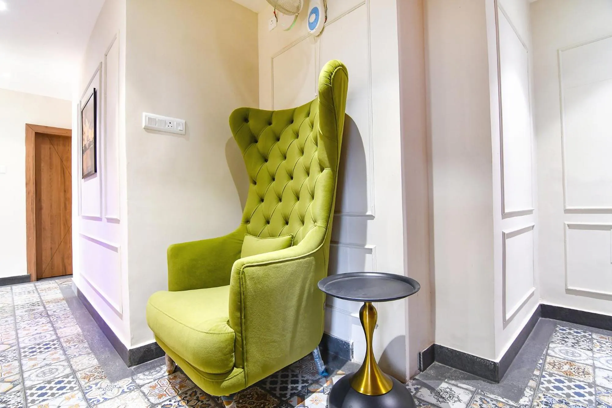 Seating area in FabHotel Prime Swagatam International Chinar Park