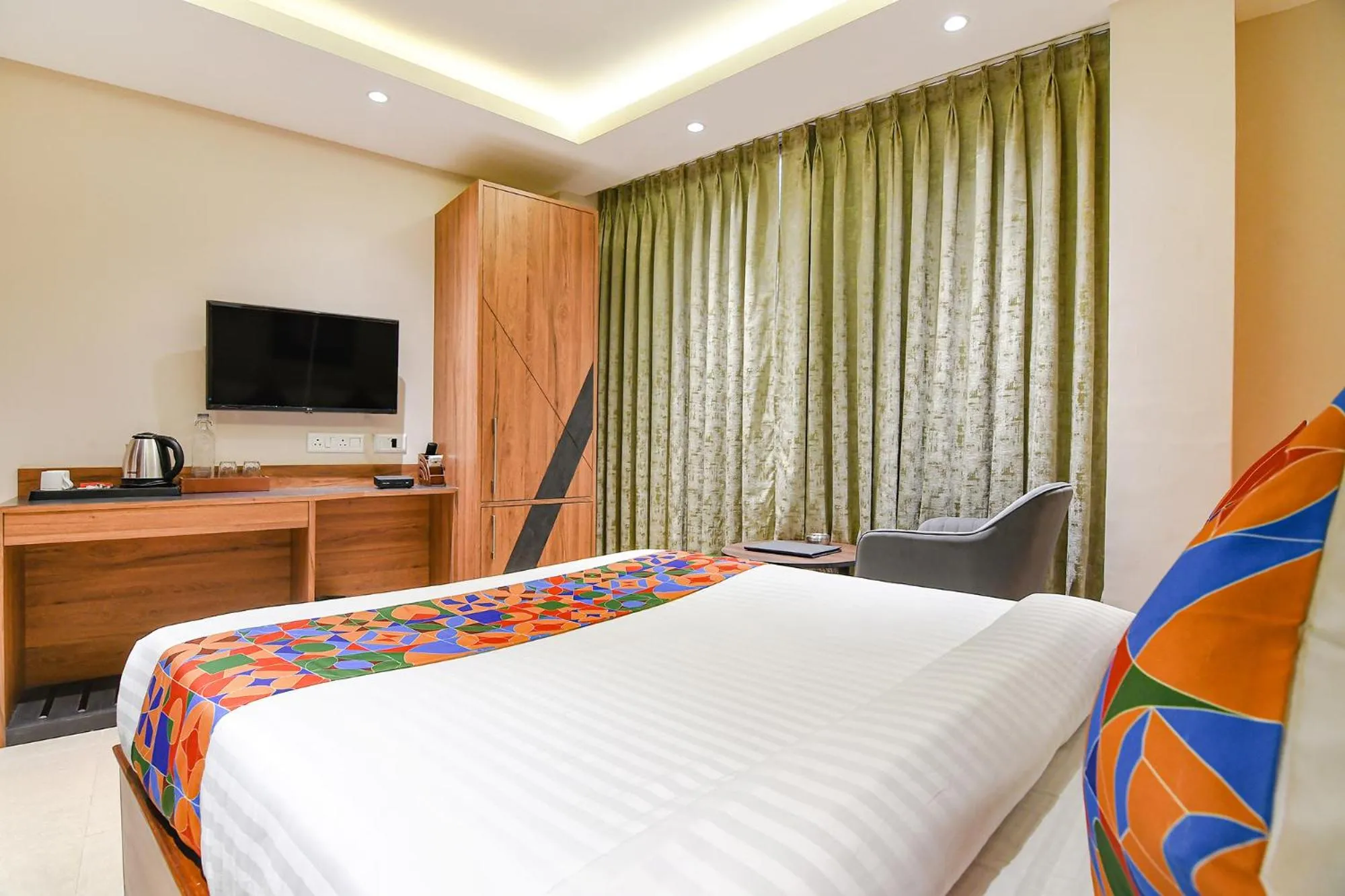 Bed in FabHotel Prime Swagatam International Chinar Park