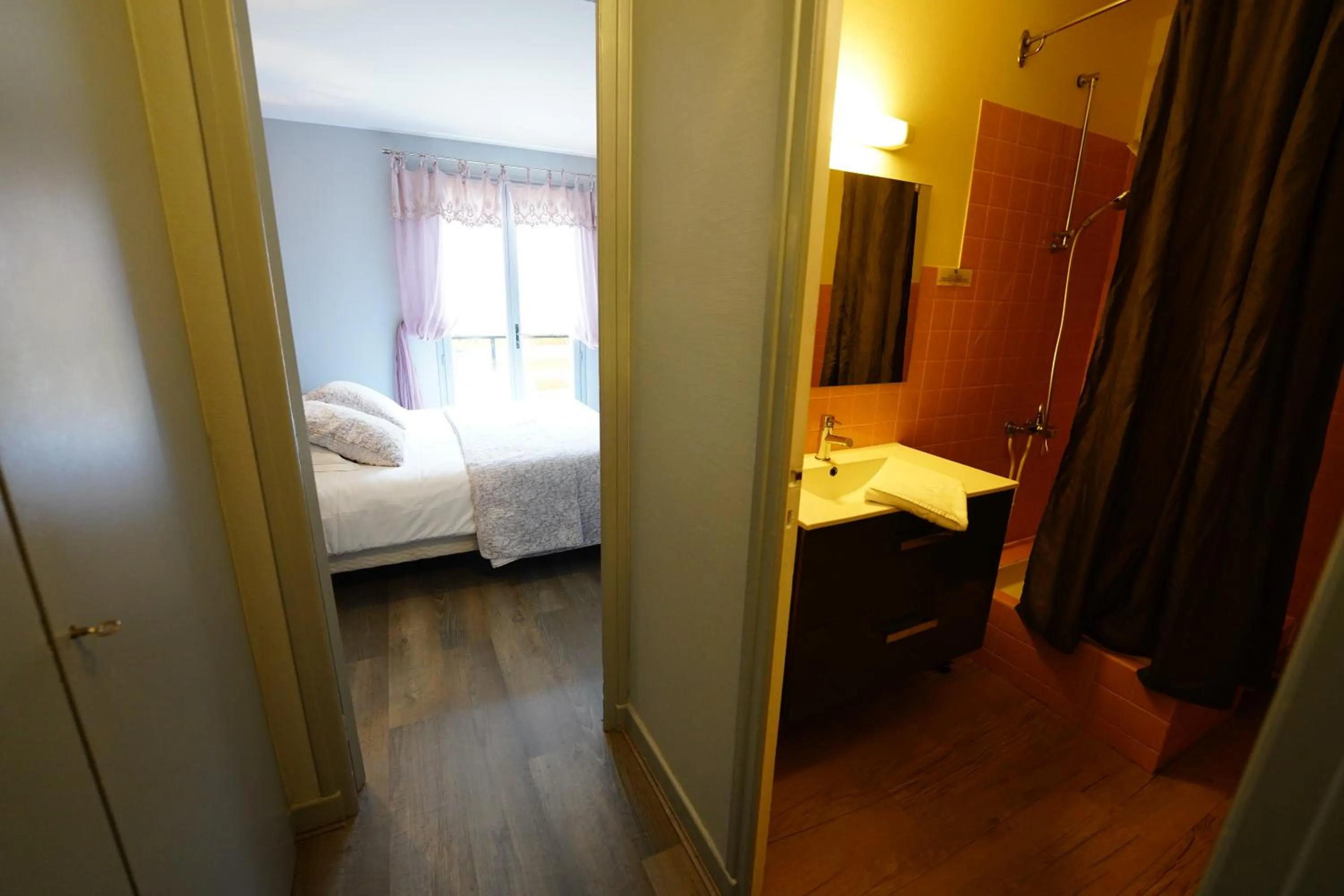 Bathroom, Bed in Logis Hôtel Le Griou