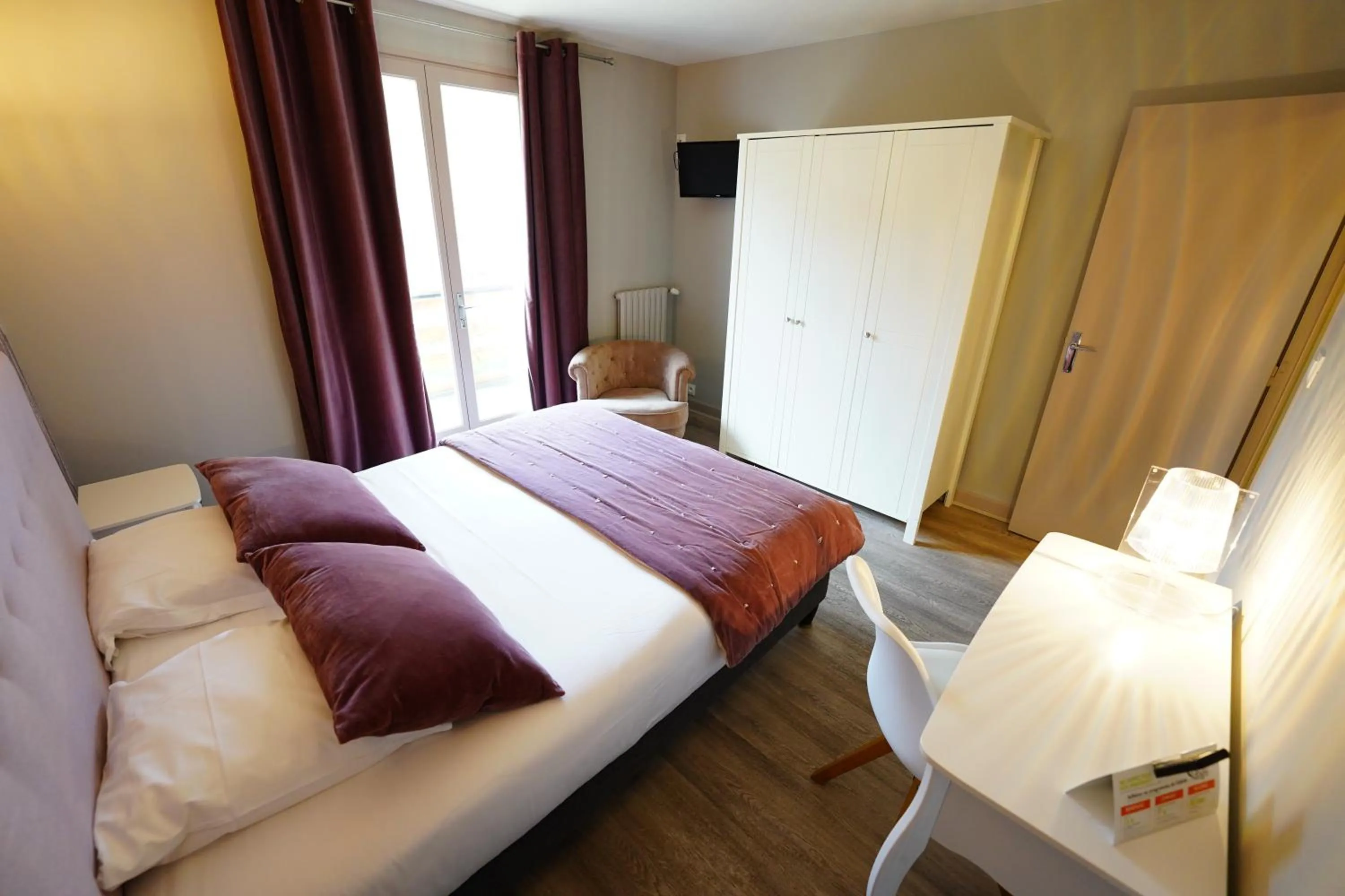 Photo of the whole room, Bed in Logis Hôtel Le Griou