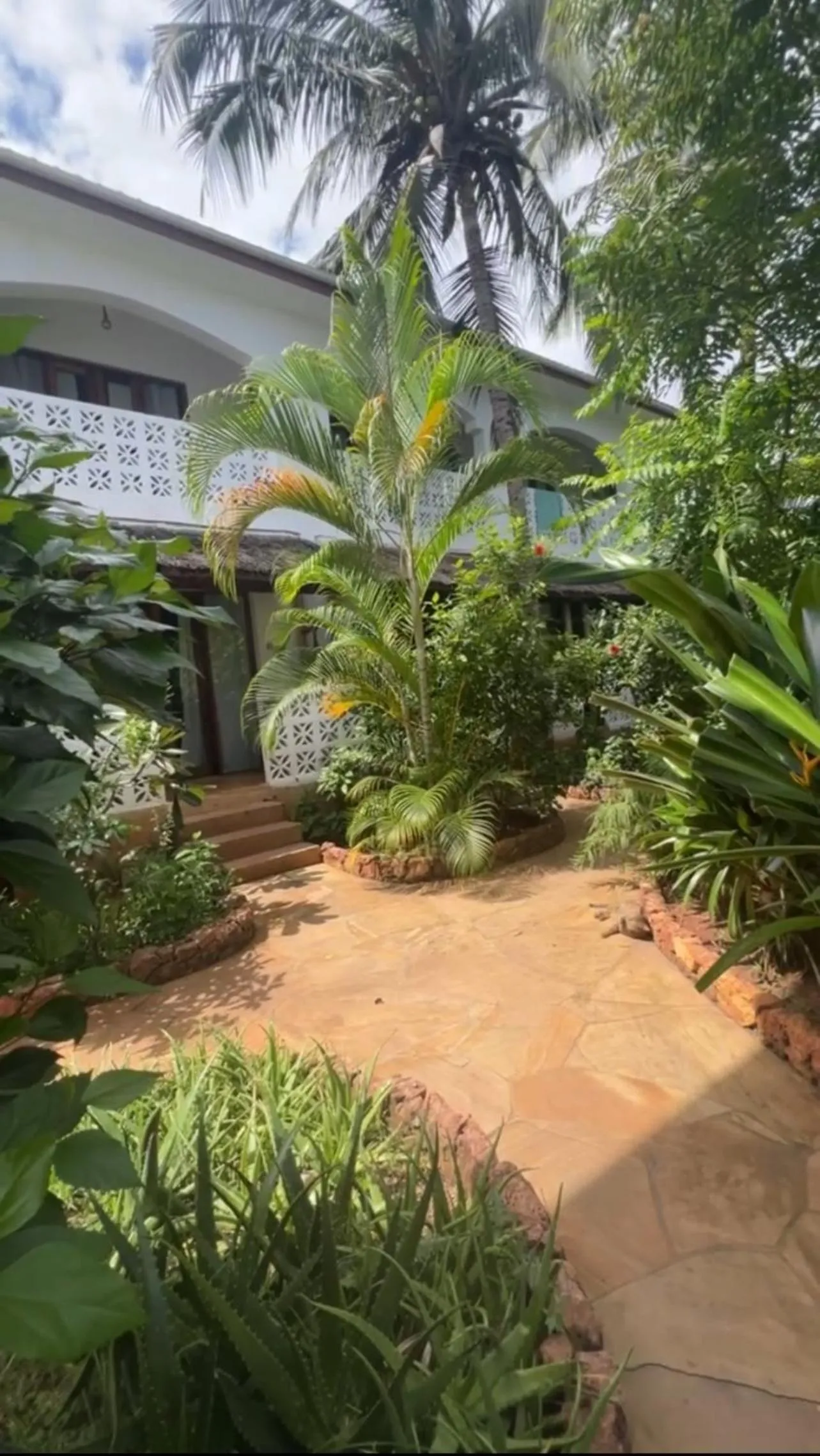 Property building in Siri Beach Lodge