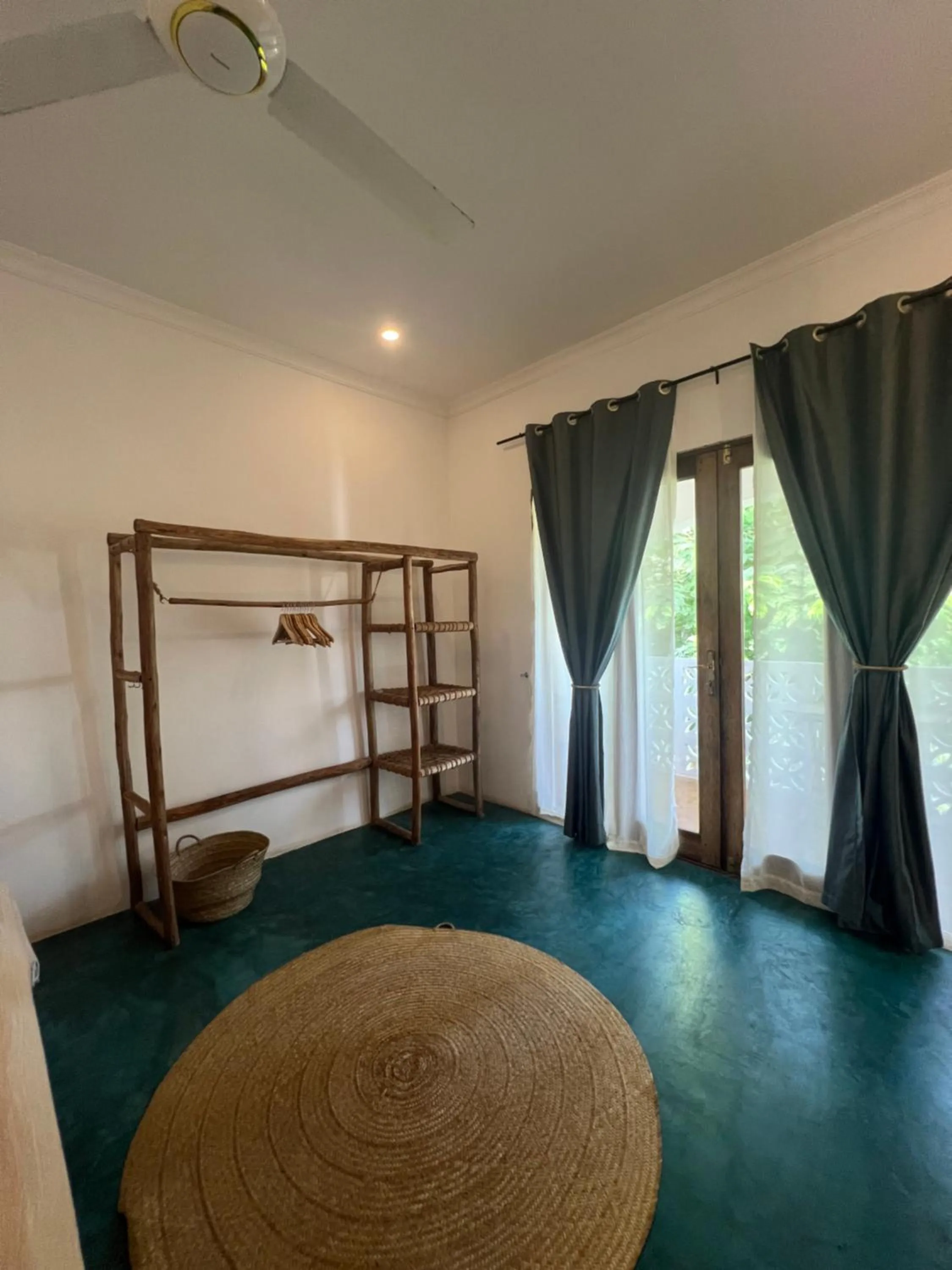 wardrobe, Bed in Siri Beach Lodge