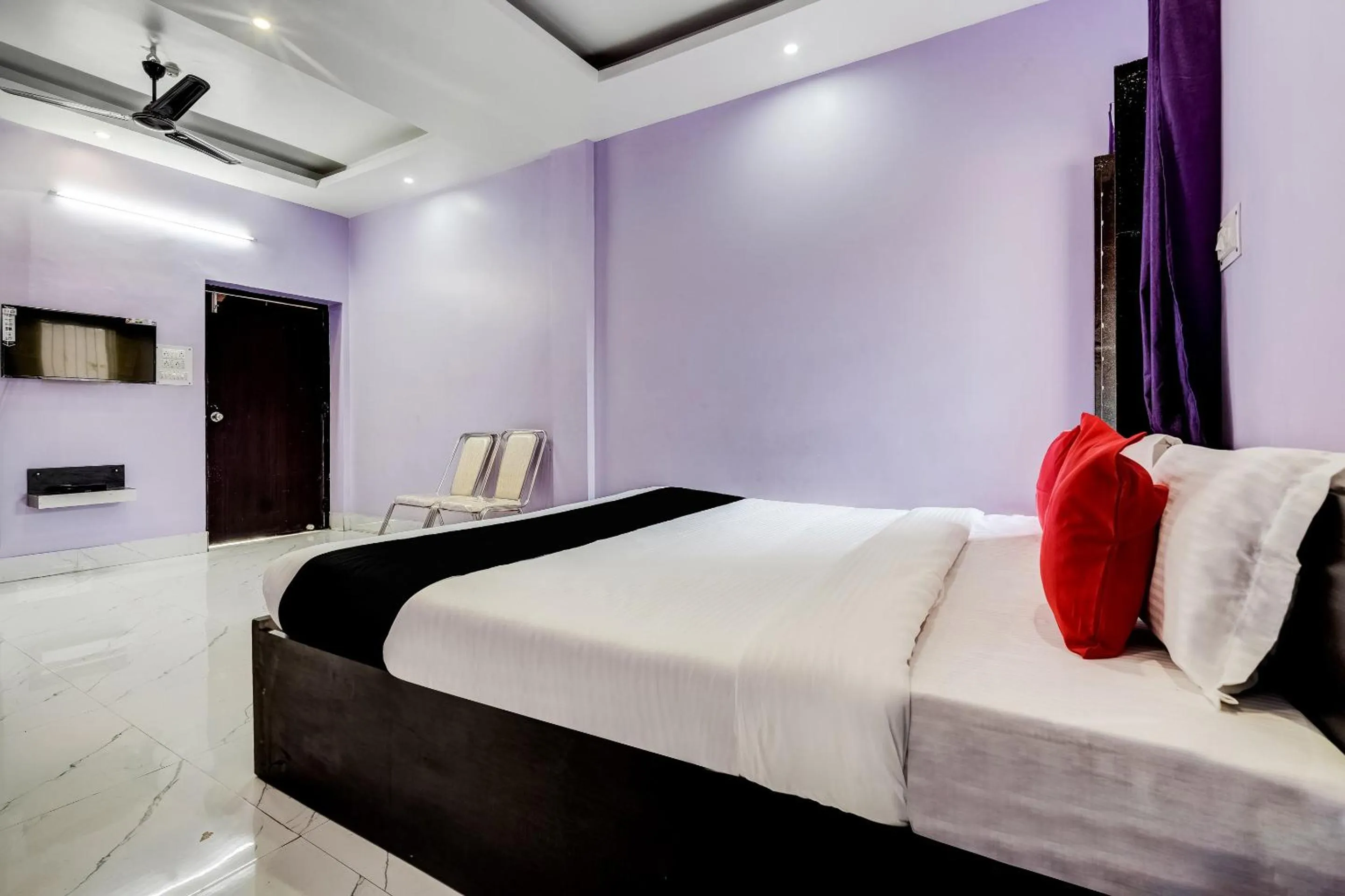 Bedroom, Bed in Super Capital O Gulmohar Marriage Garden