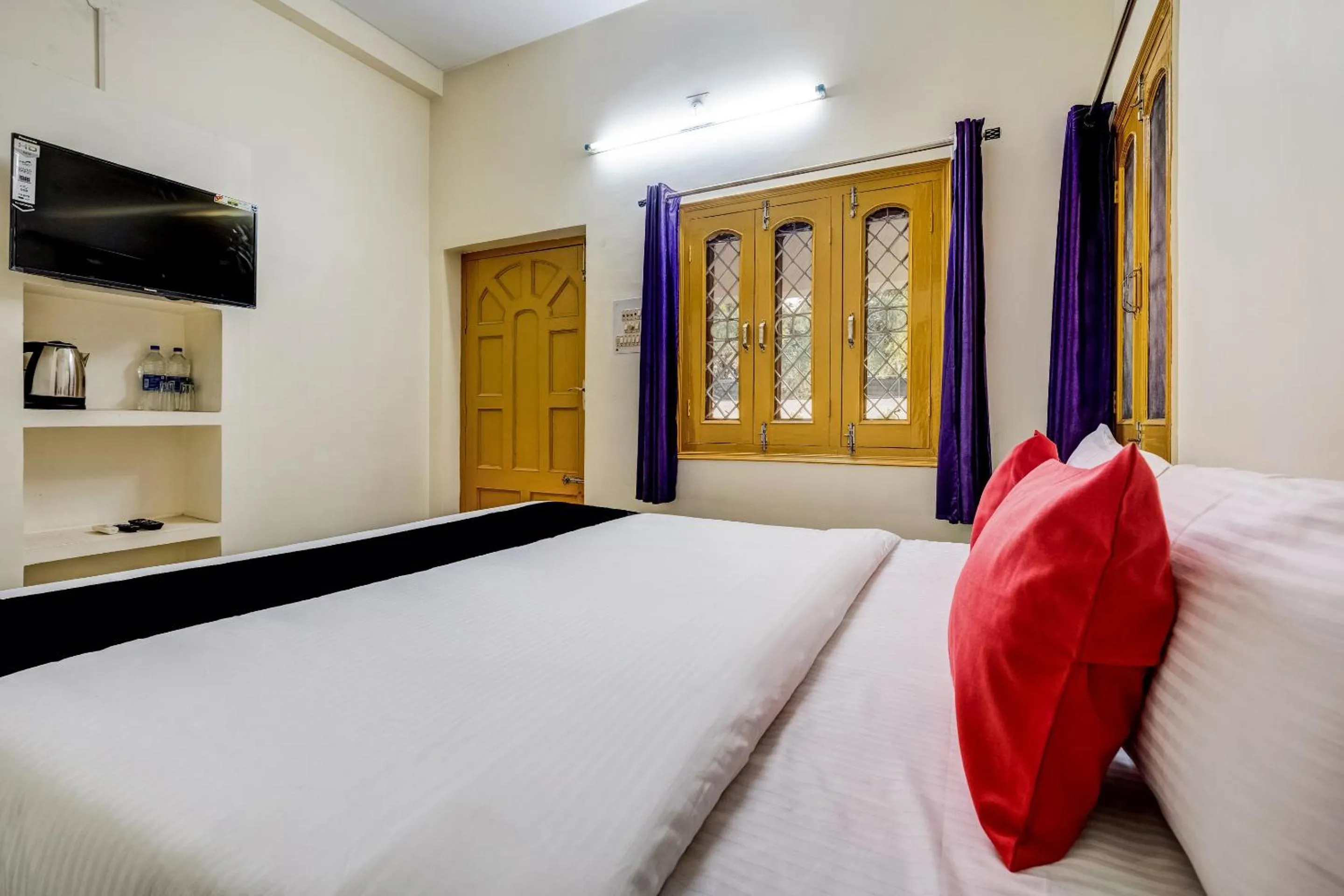 Bedroom, Bed in Super Capital O Gulmohar Marriage Garden