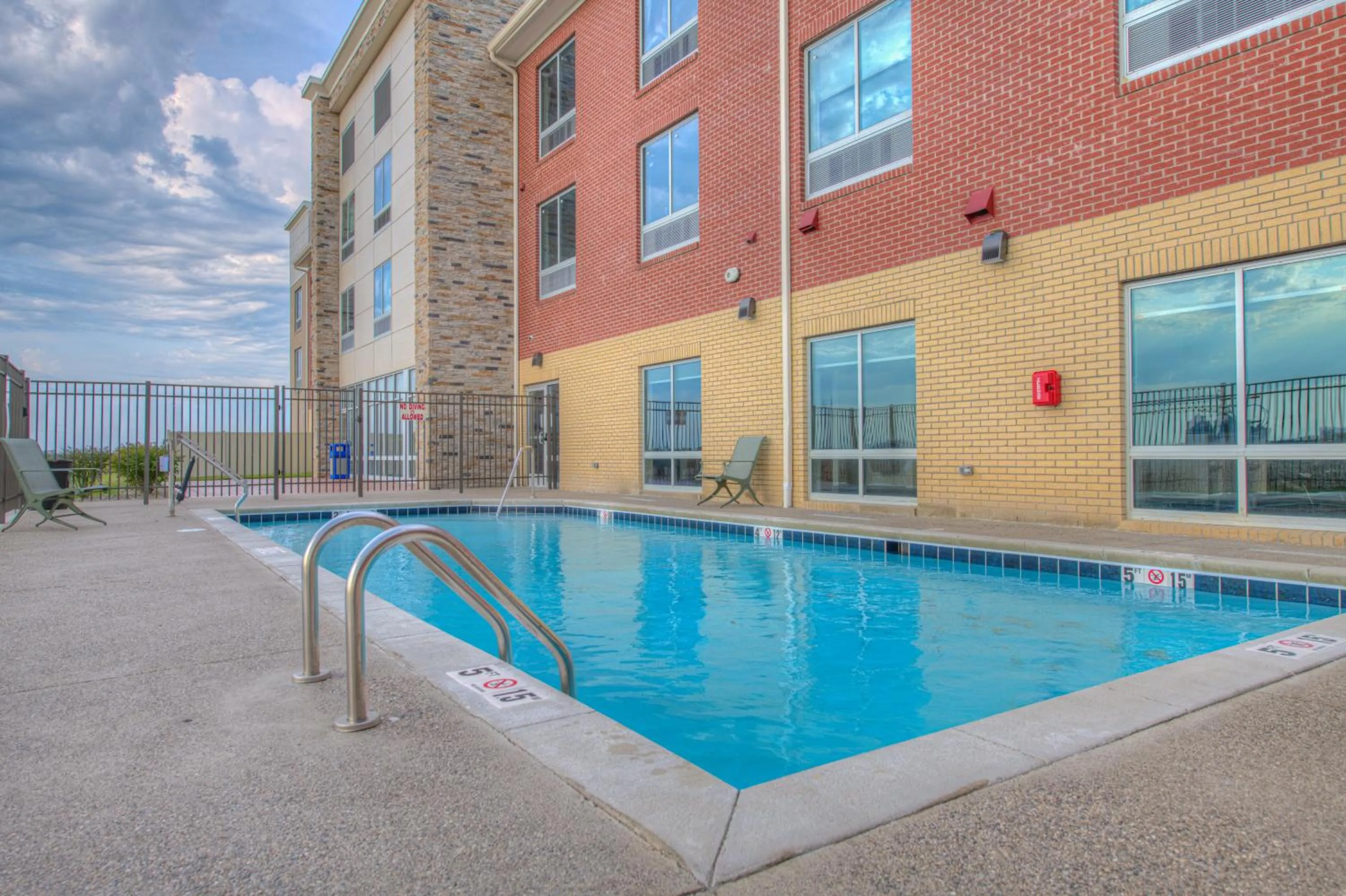 Swimming pool in Holiday Inn Express & Suites - Remington by IHG
