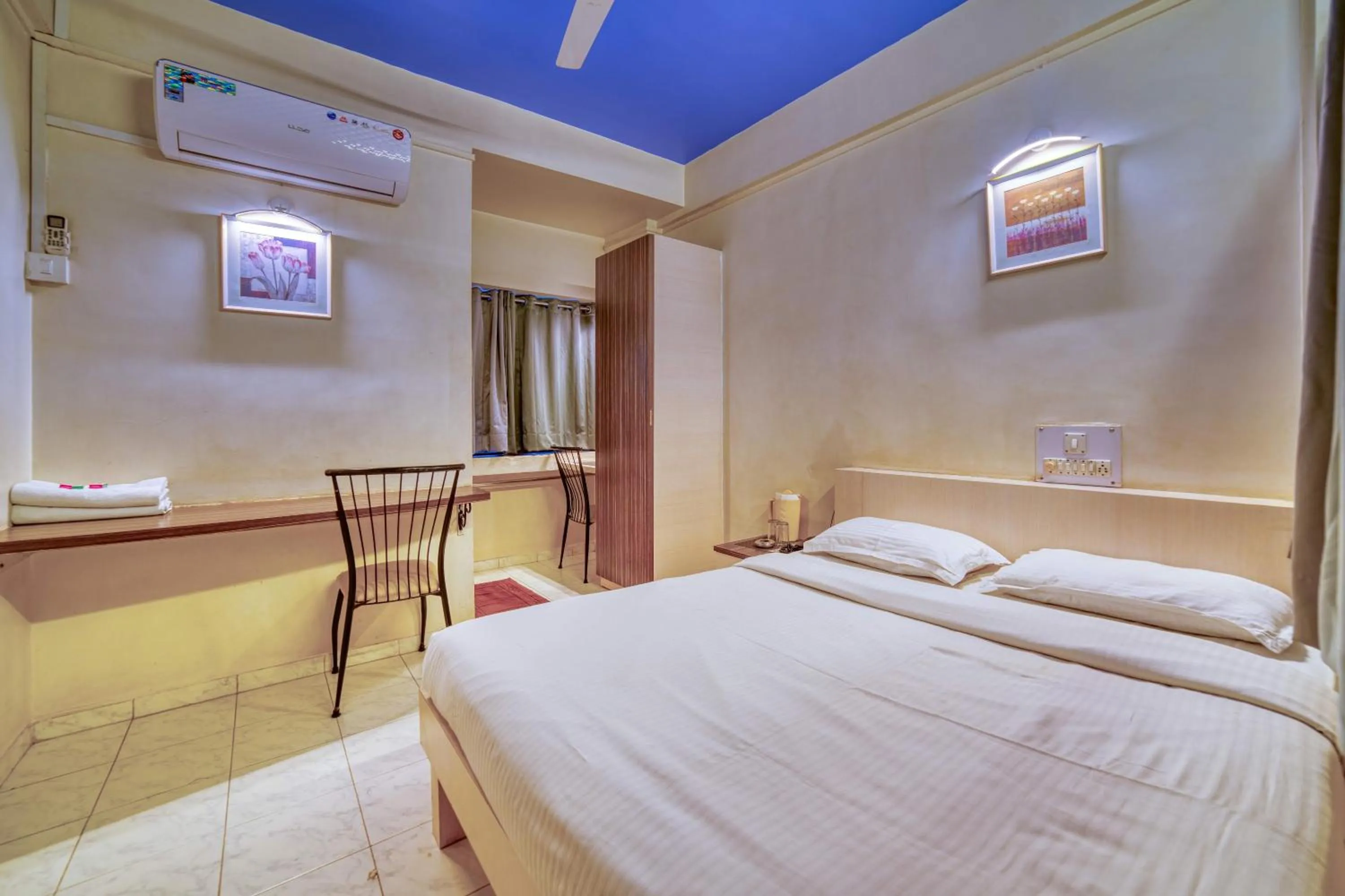 Bed in Hotel Grand Ashwin