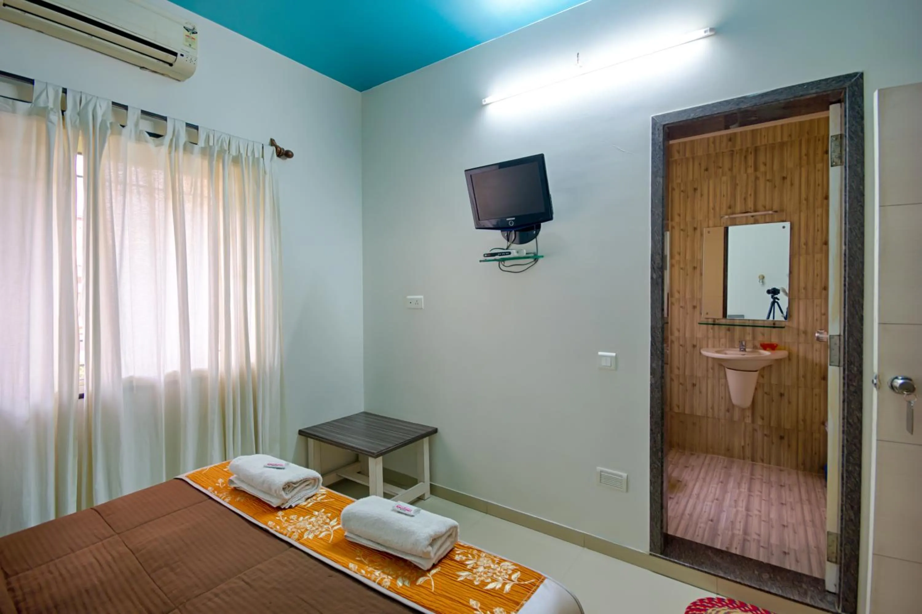 TV and multimedia, Bed in Hotel Grand Ashwin