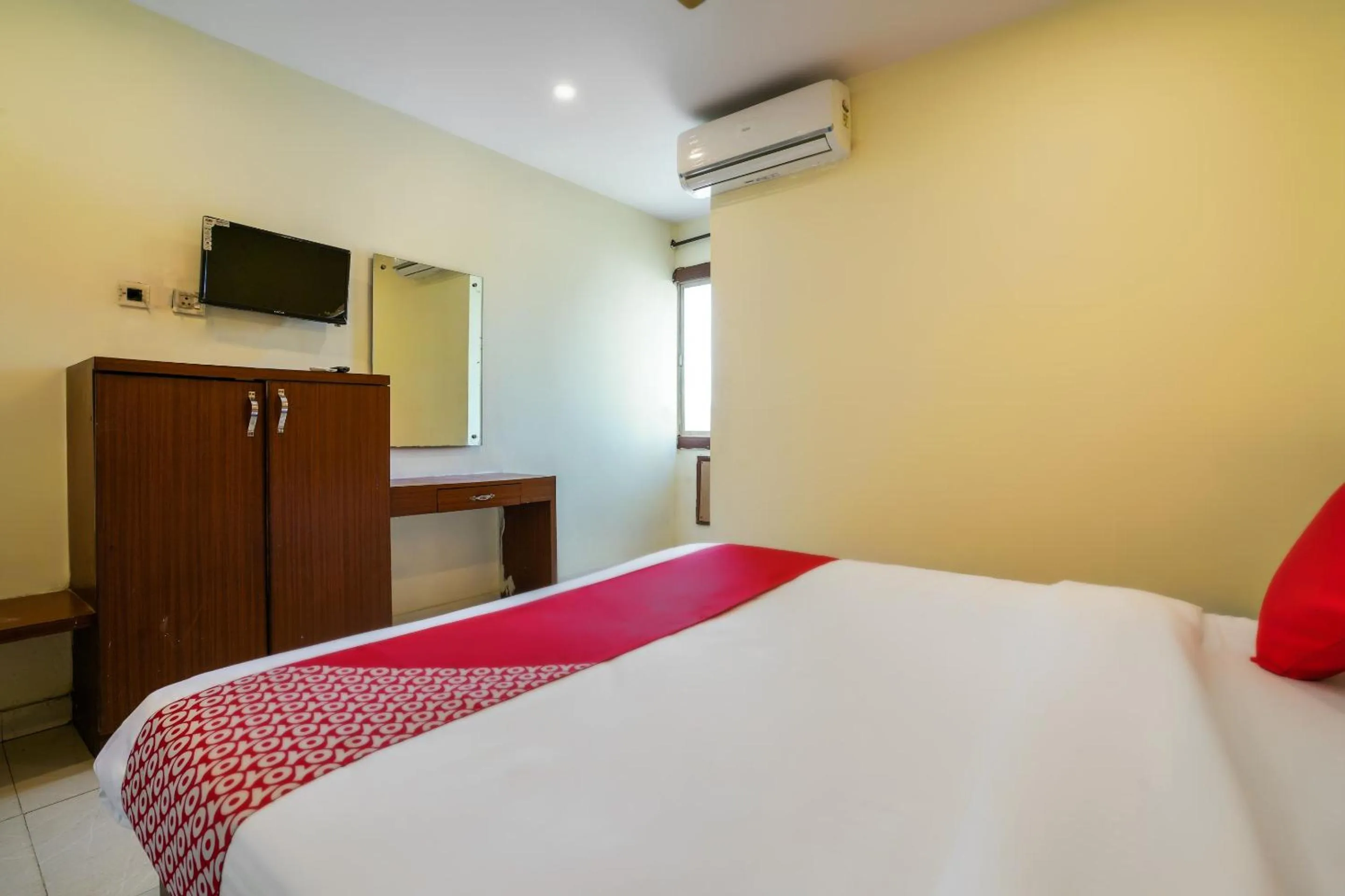 Bedroom, Bed in Hotel O Pariwar Inn