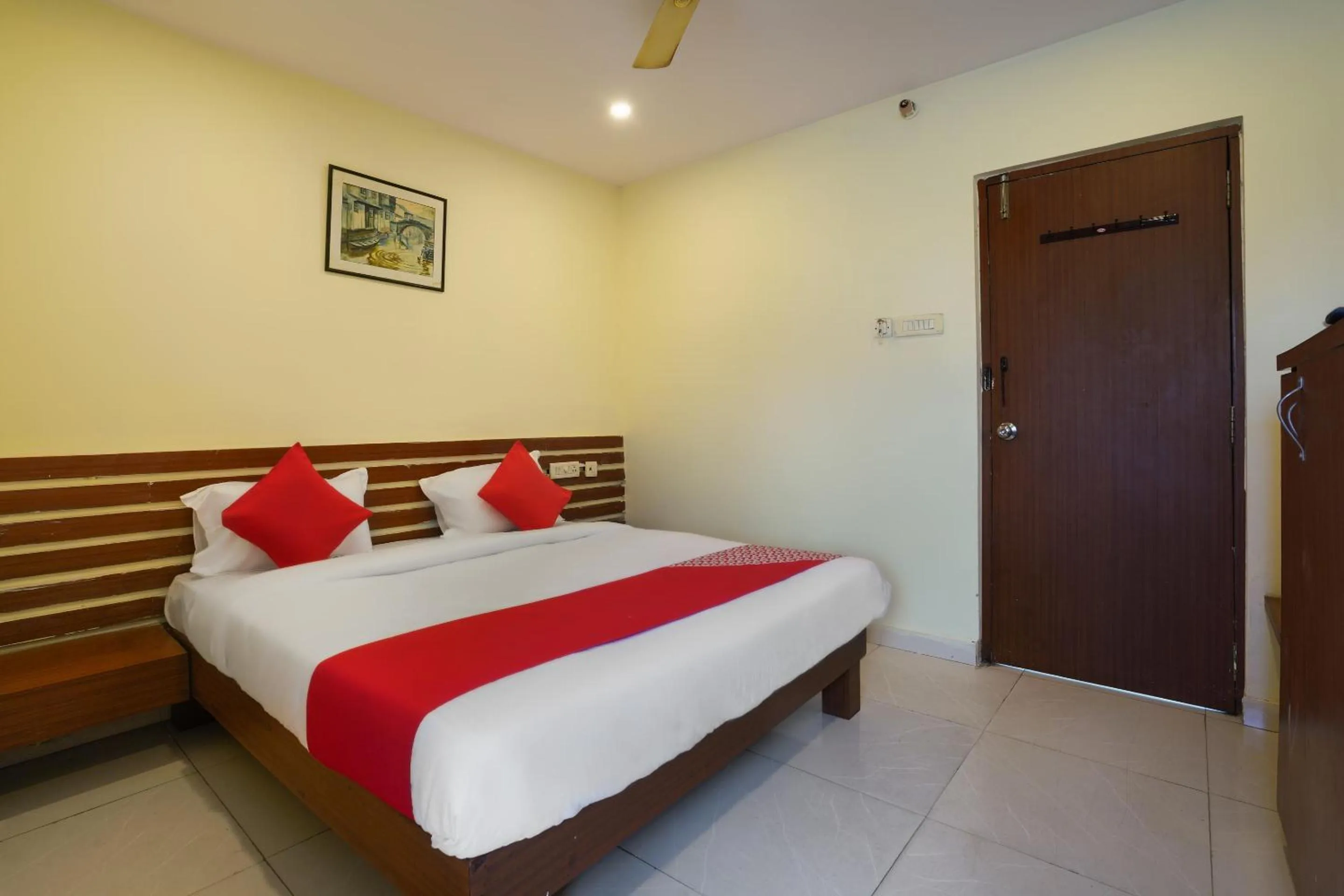 Bedroom, Bed in Hotel O Pariwar Inn