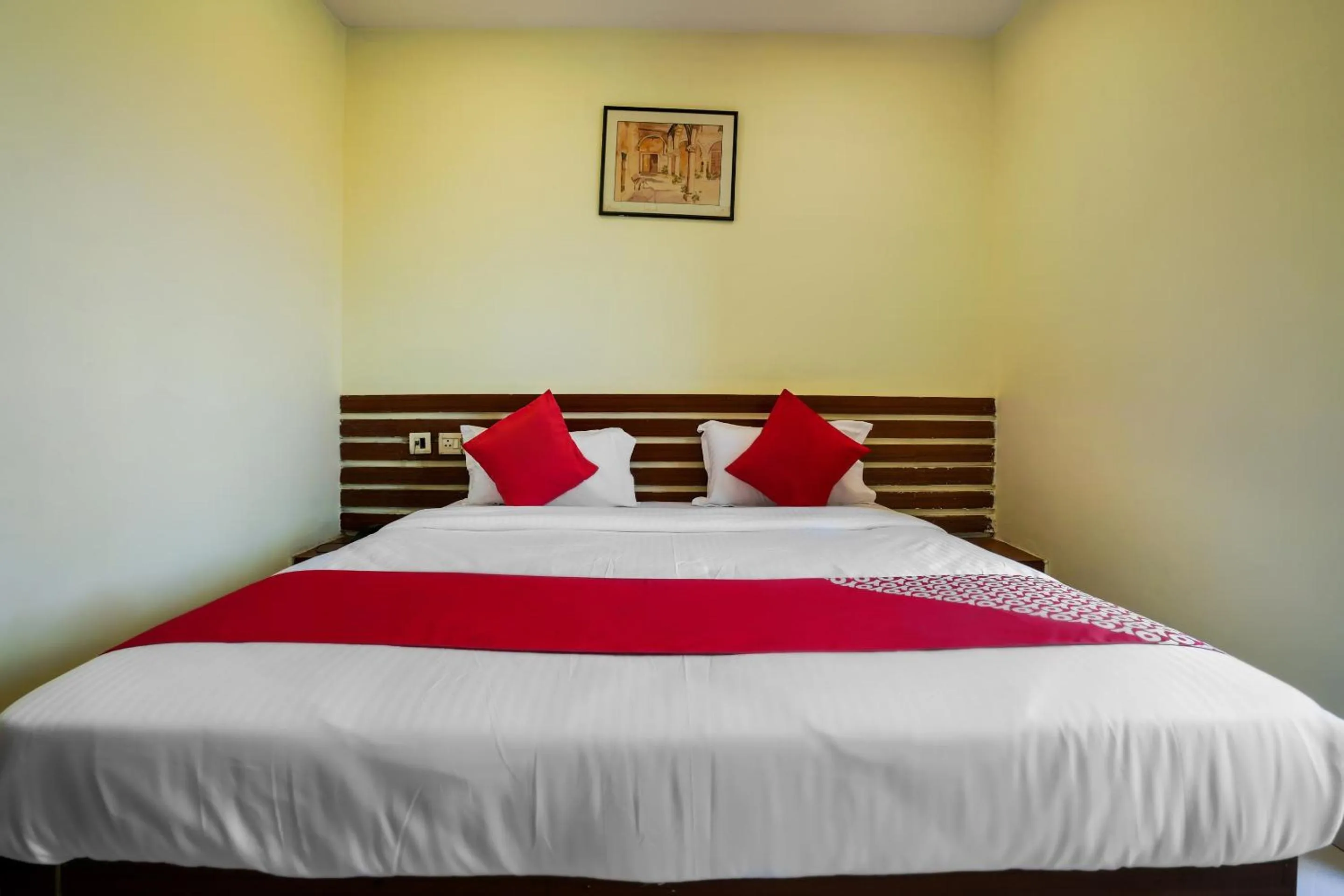 Bedroom, Bed in Hotel O Pariwar Inn