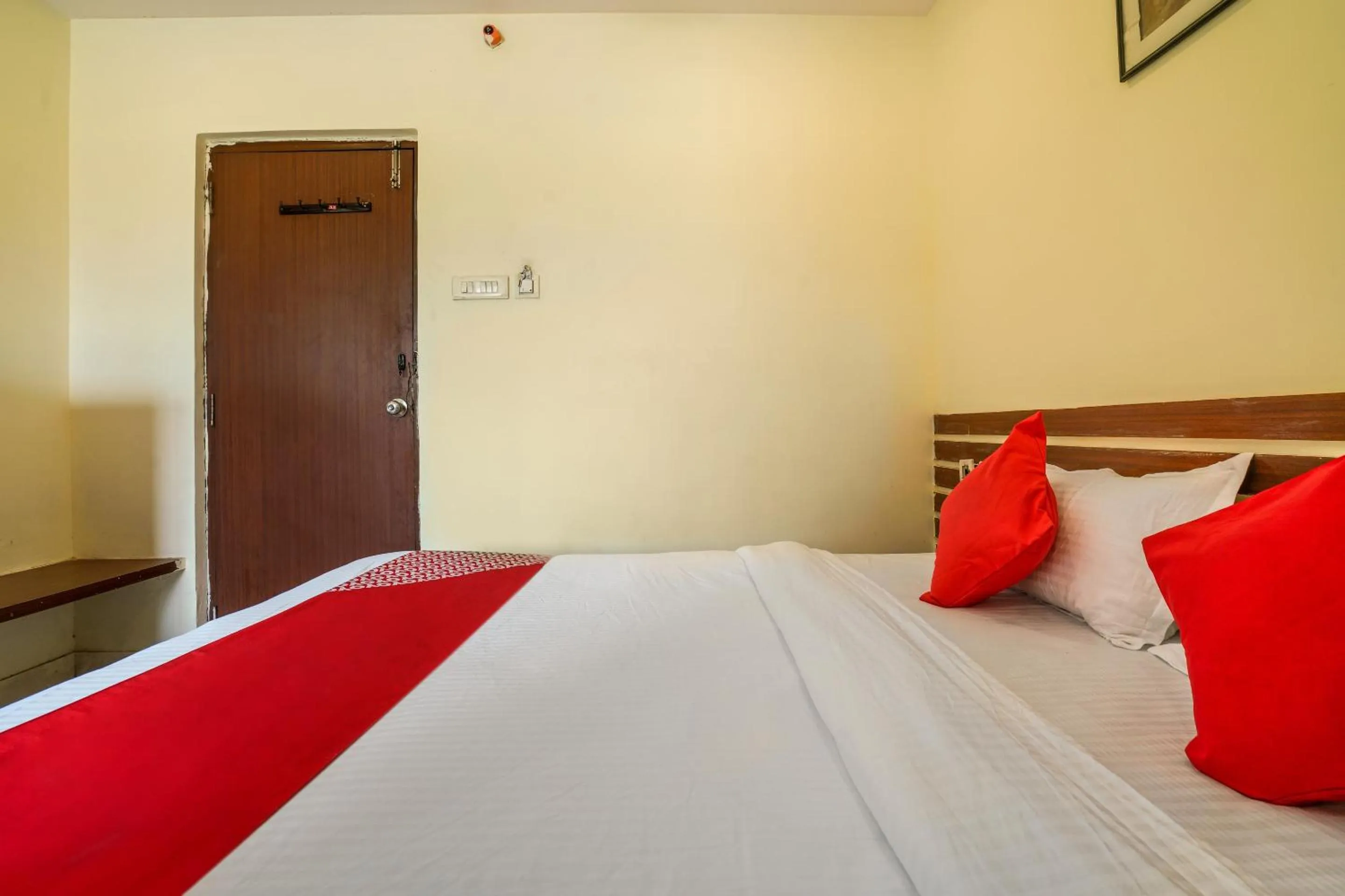Facade/entrance, Bed in Hotel O Pariwar Inn