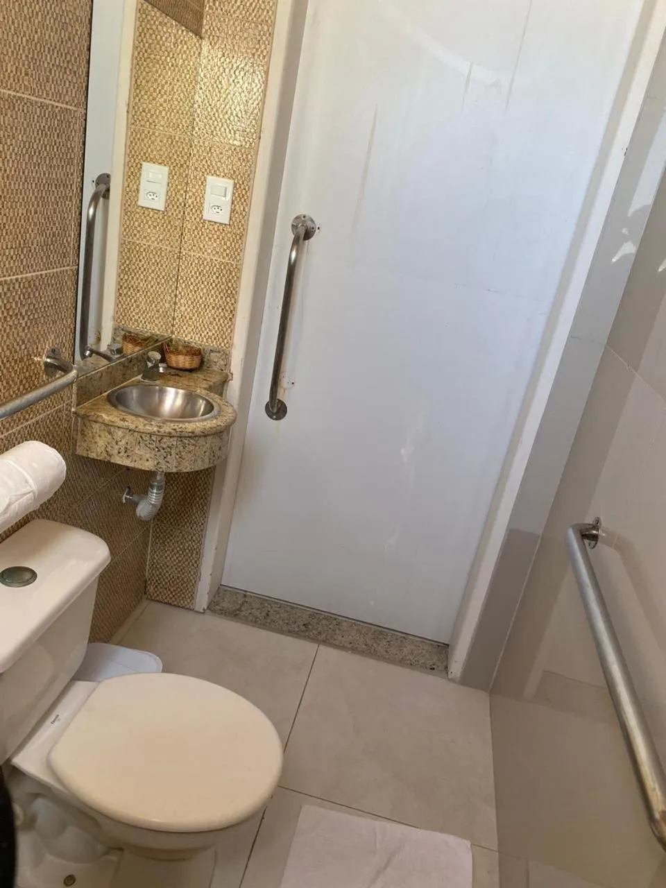 Bathroom in Farol Plaza Hotel