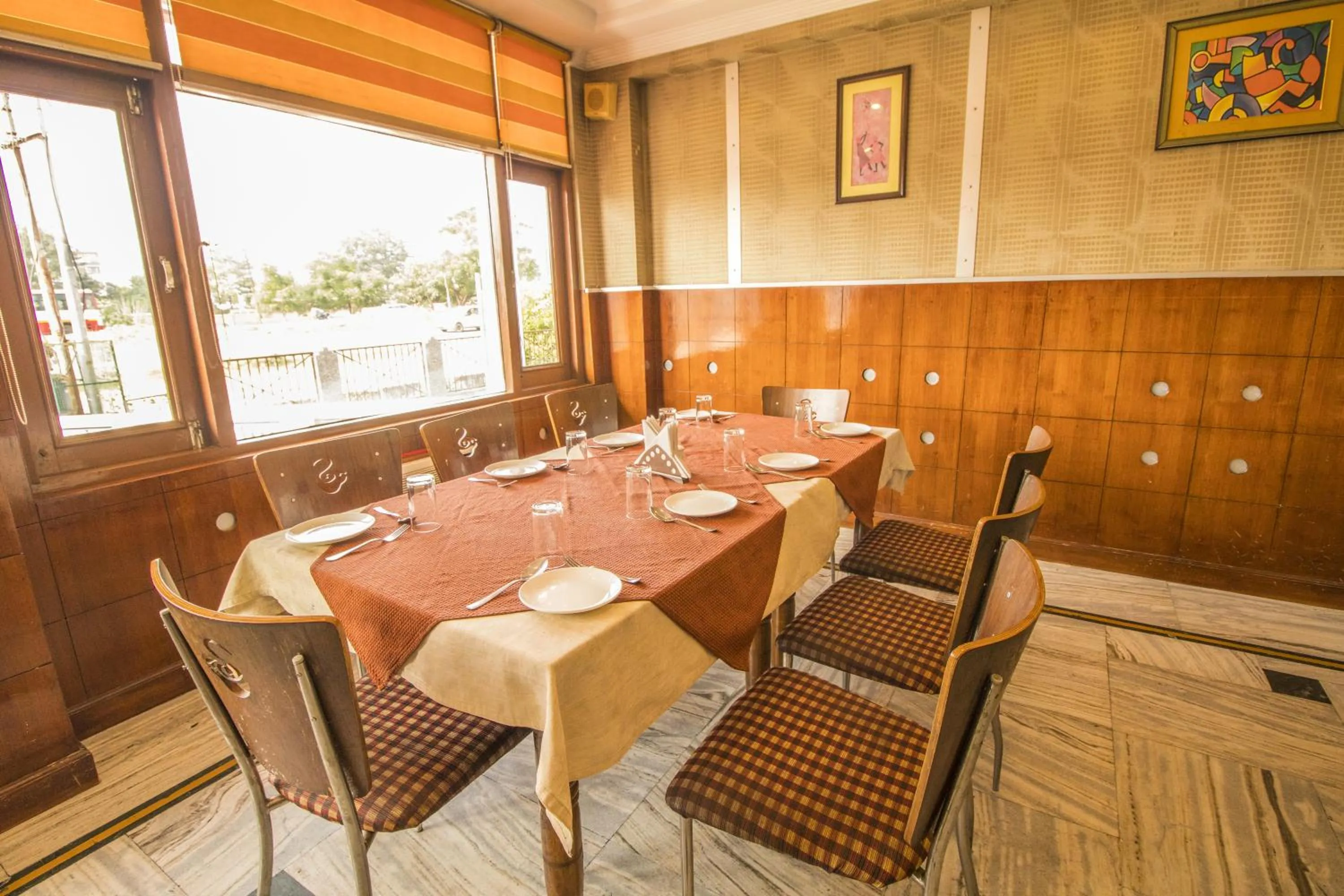 Restaurant/places to eat in WOW STAYZ2 Hotel Jahanvi Dale