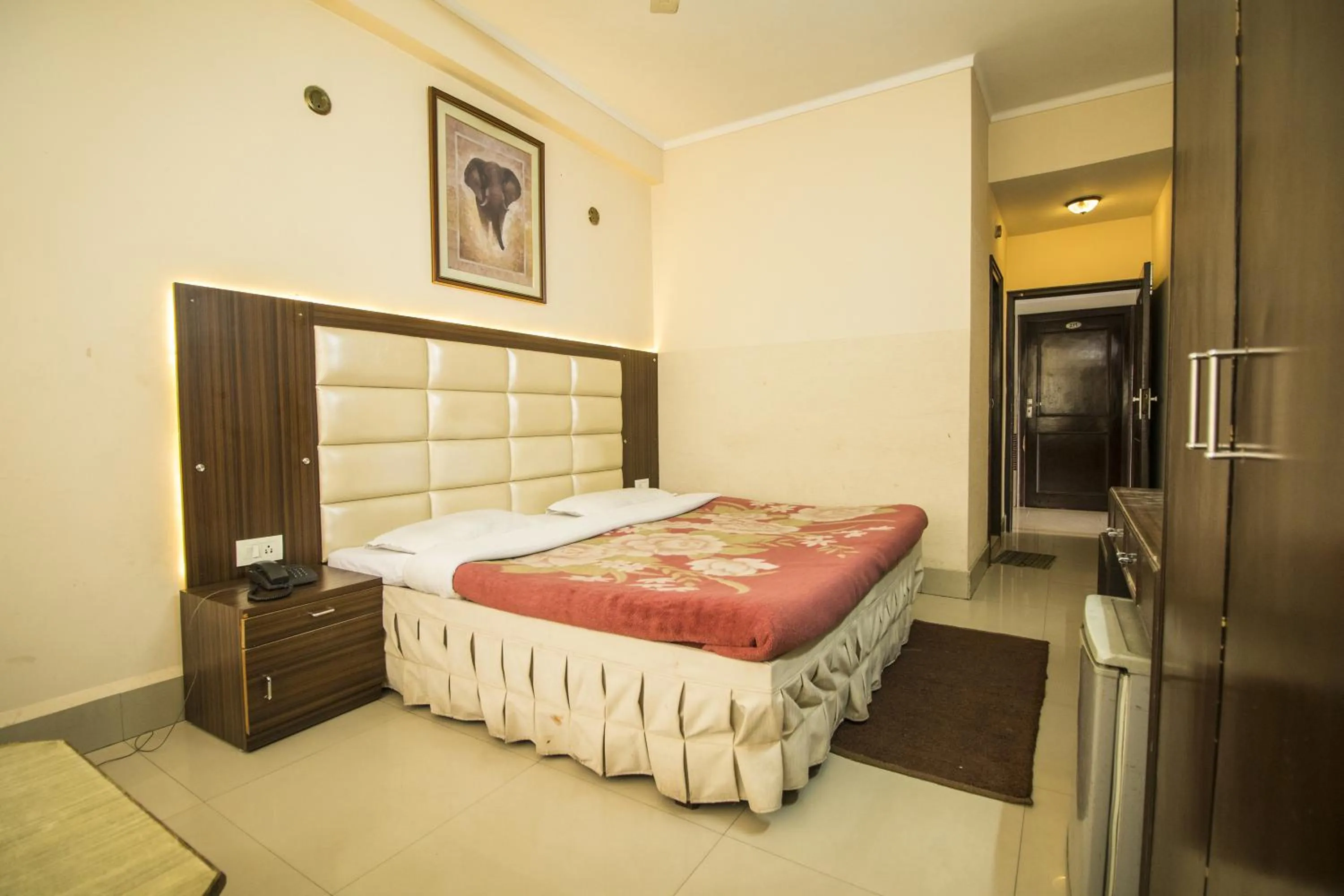 Bed in WOW STAYZ2 Hotel Jahanvi Dale