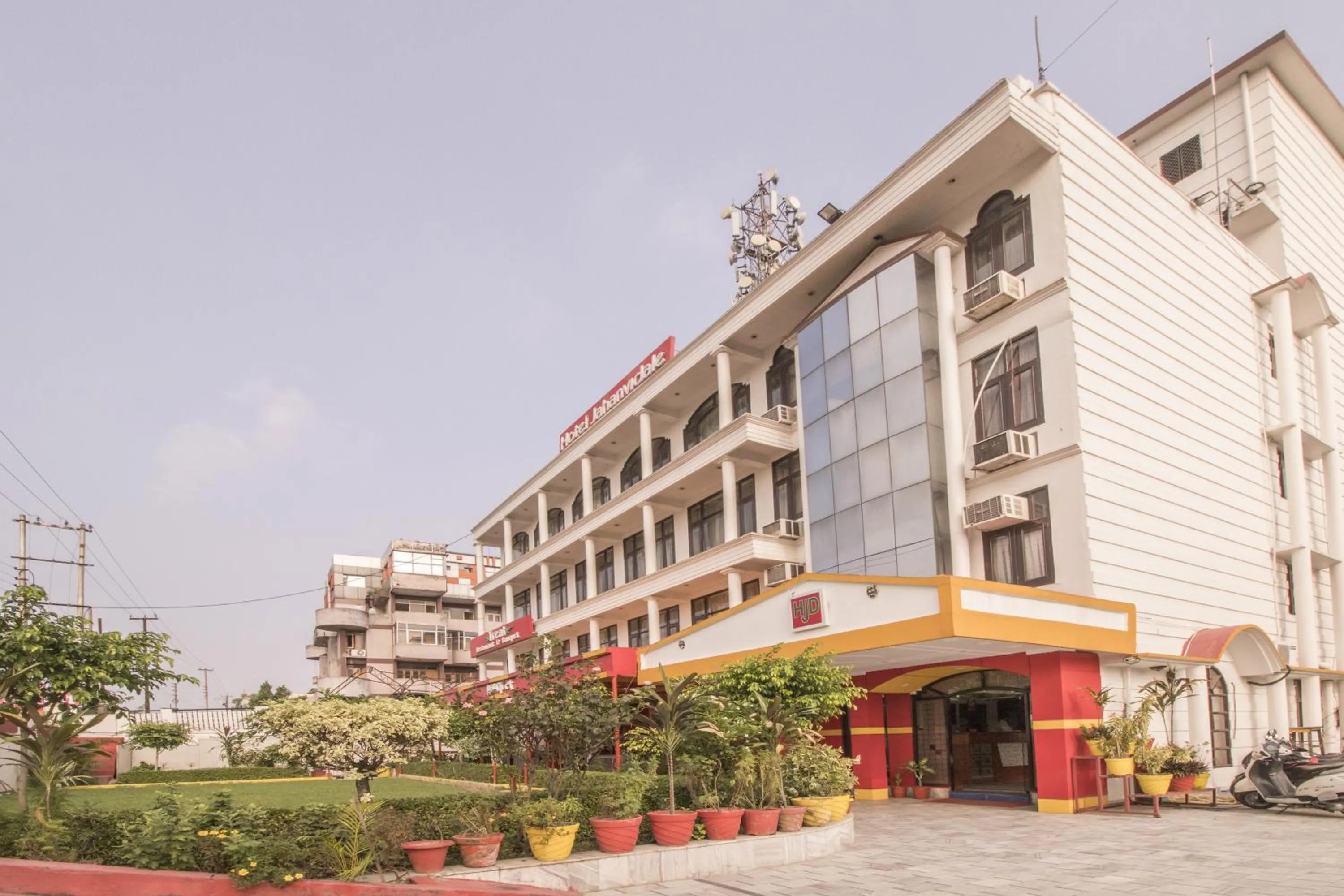 Property building in WOW STAYZ2 Hotel Jahanvi Dale