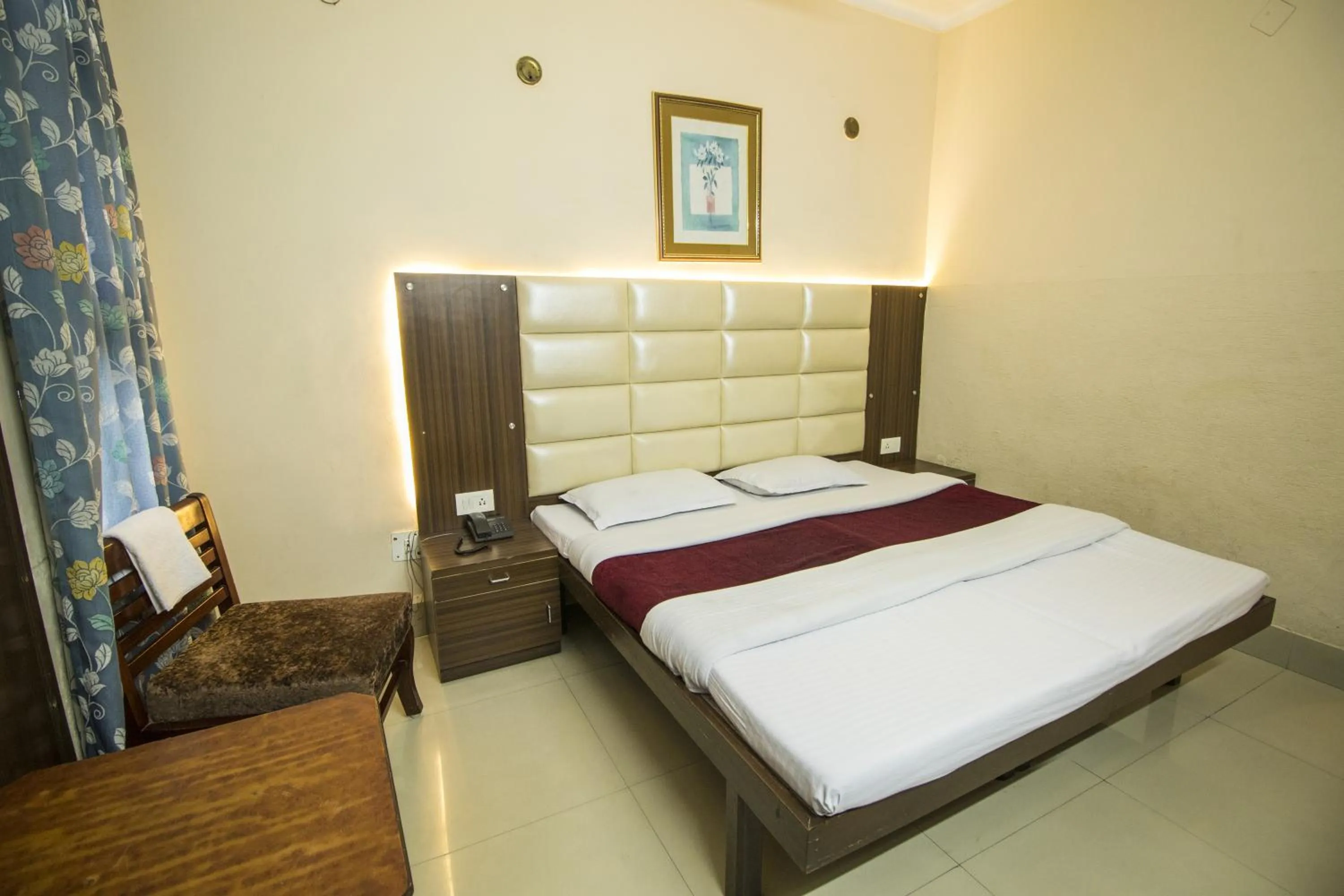 Bed in WOW STAYZ2 Hotel Jahanvi Dale
