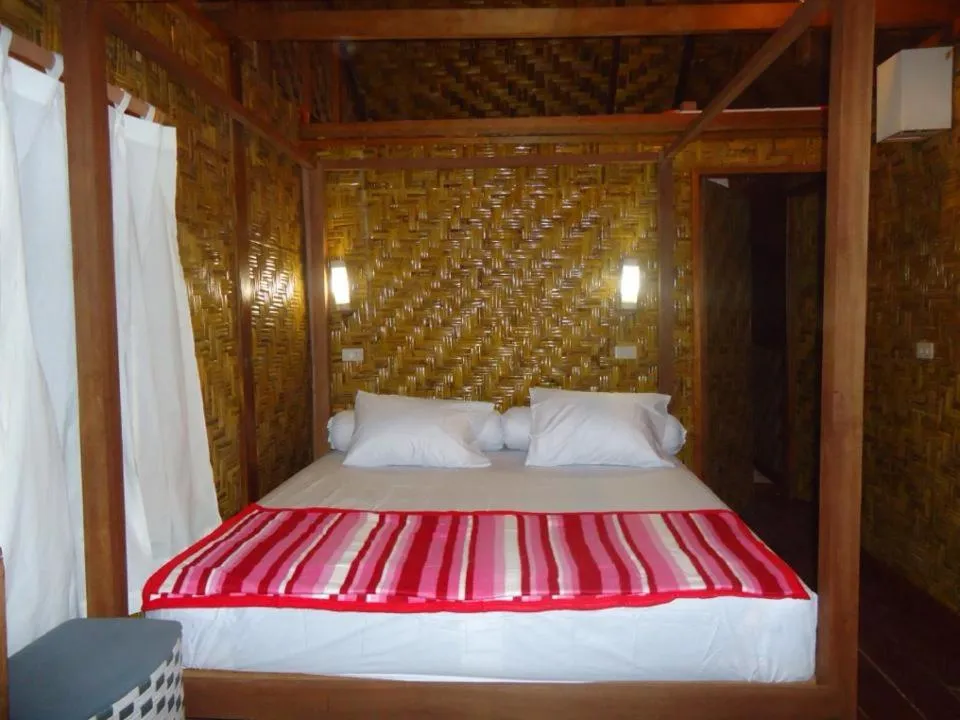 Bed in Simeulue Surflodges