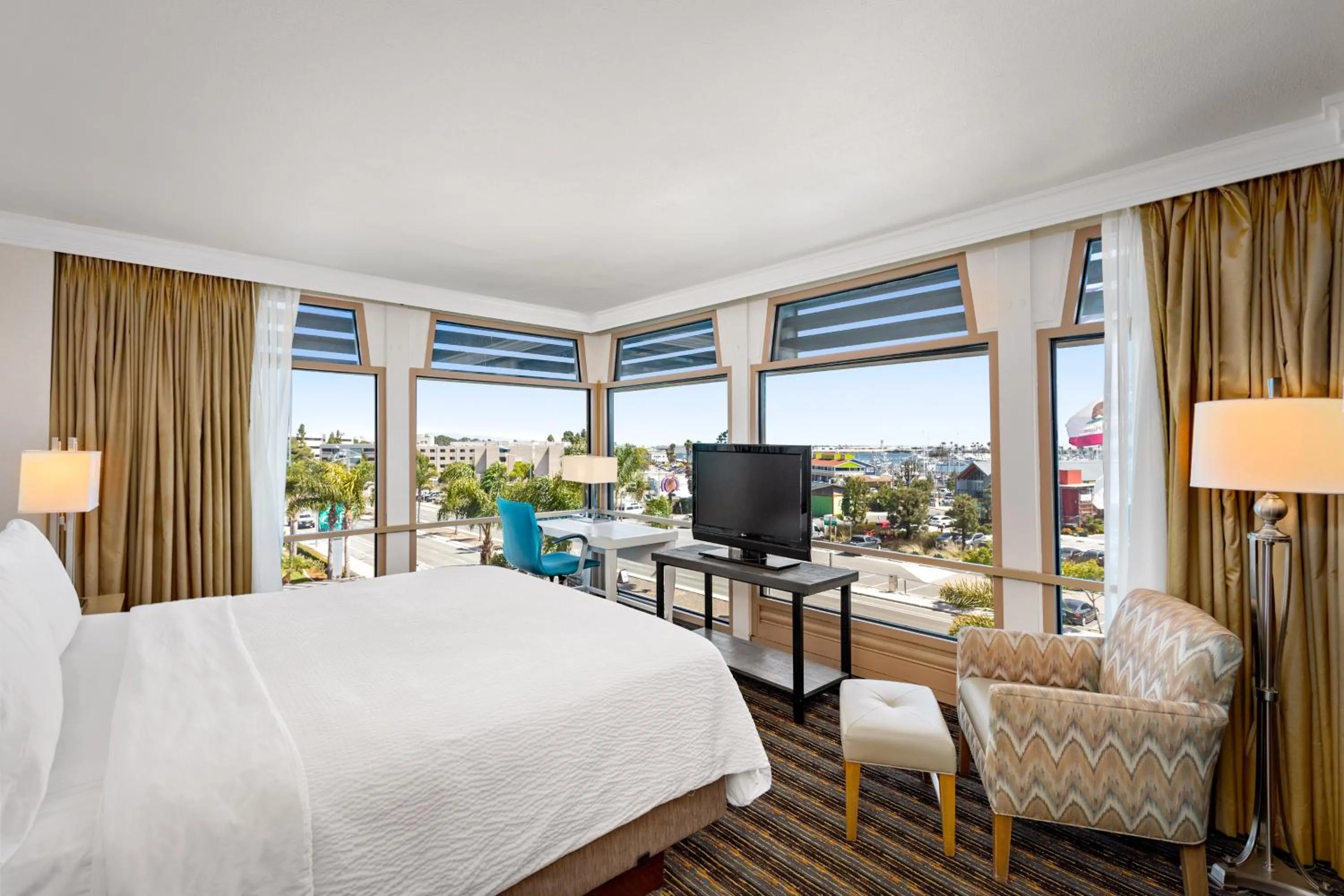 Bedroom, Bed in DoubleTree by Hilton San Diego Bayside