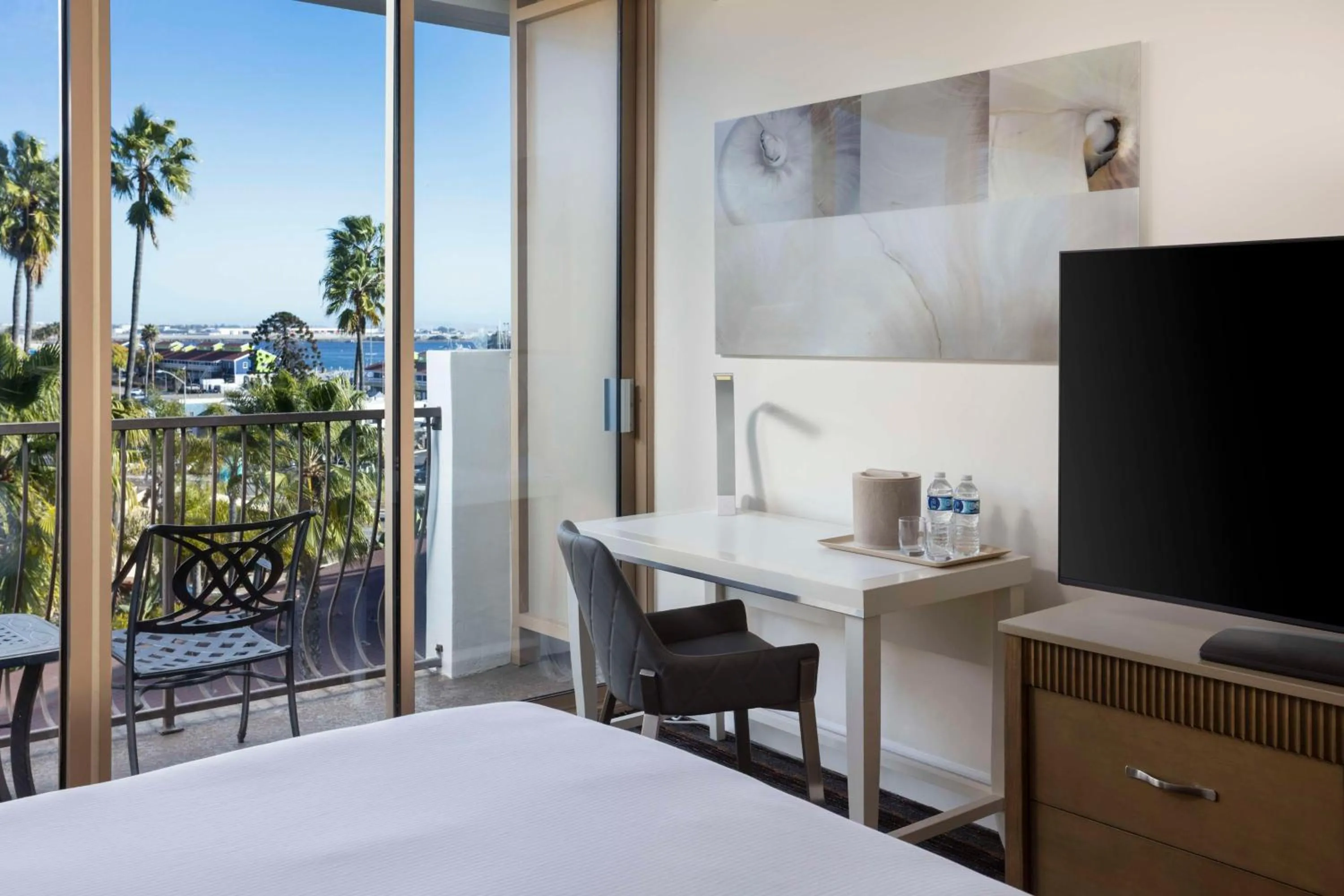 Bedroom, Bed in DoubleTree by Hilton San Diego Bayside