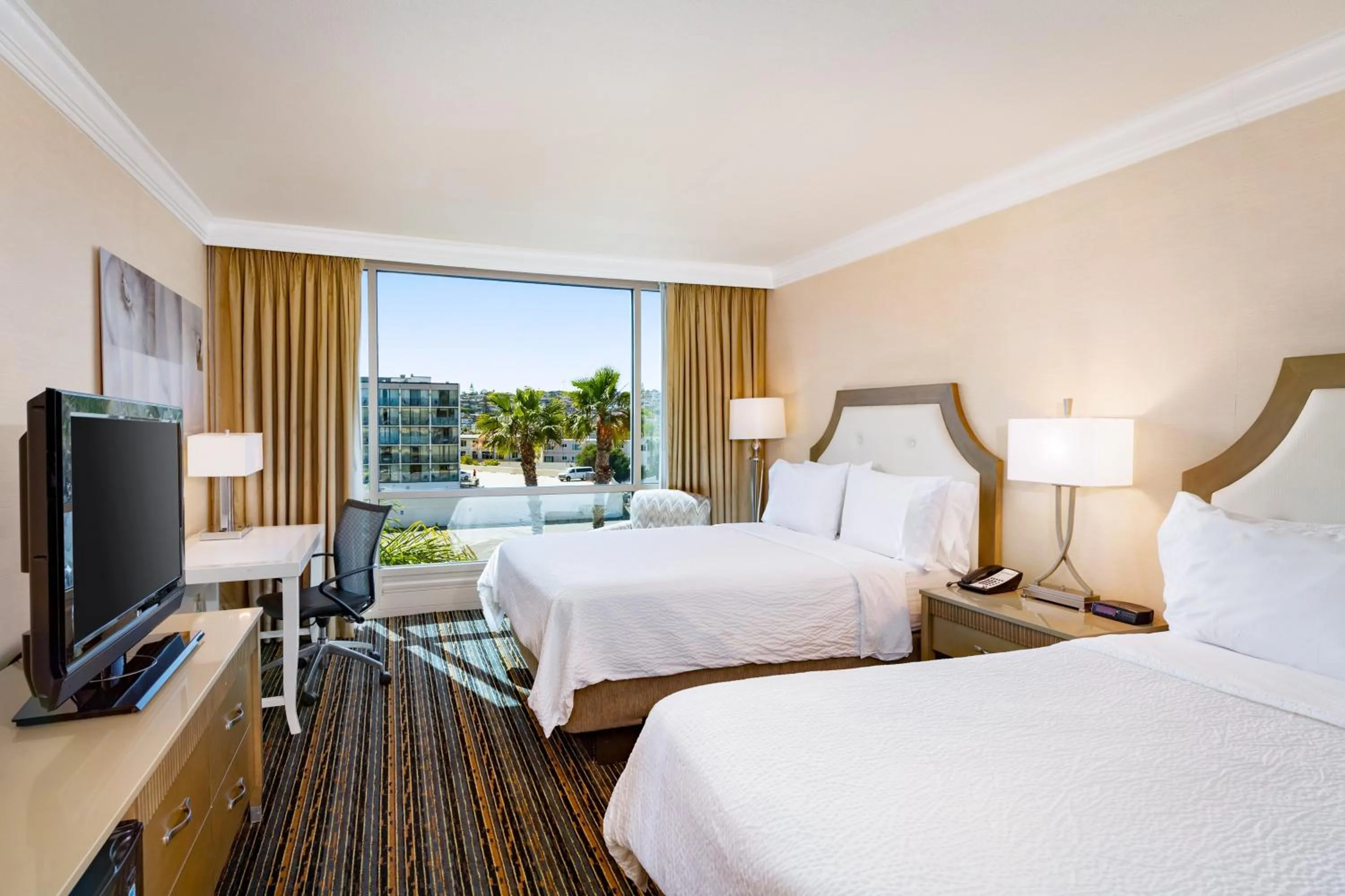 Photo of the whole room, Bed in DoubleTree by Hilton San Diego Bayside