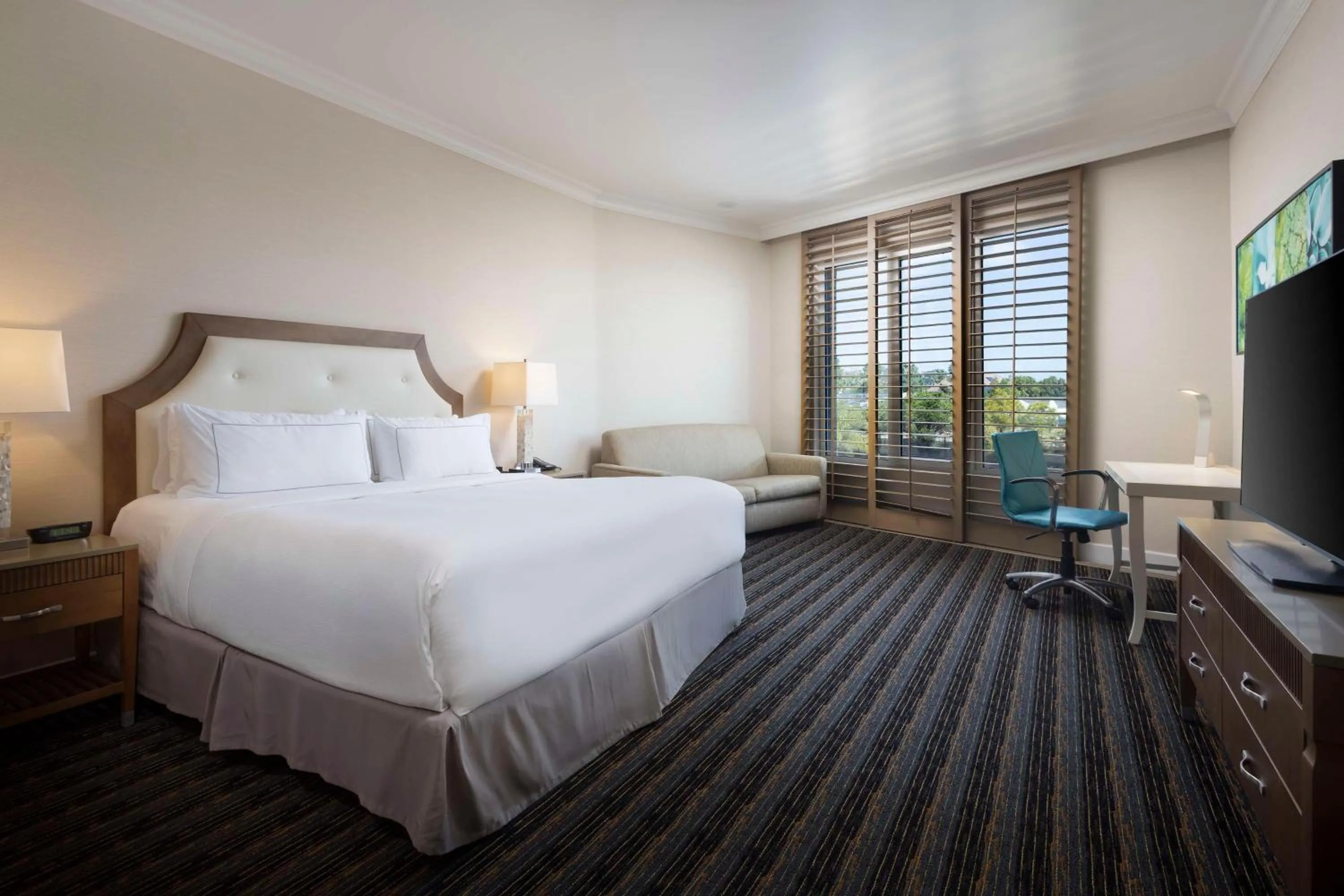 Bedroom, Bed in DoubleTree by Hilton San Diego Bayside