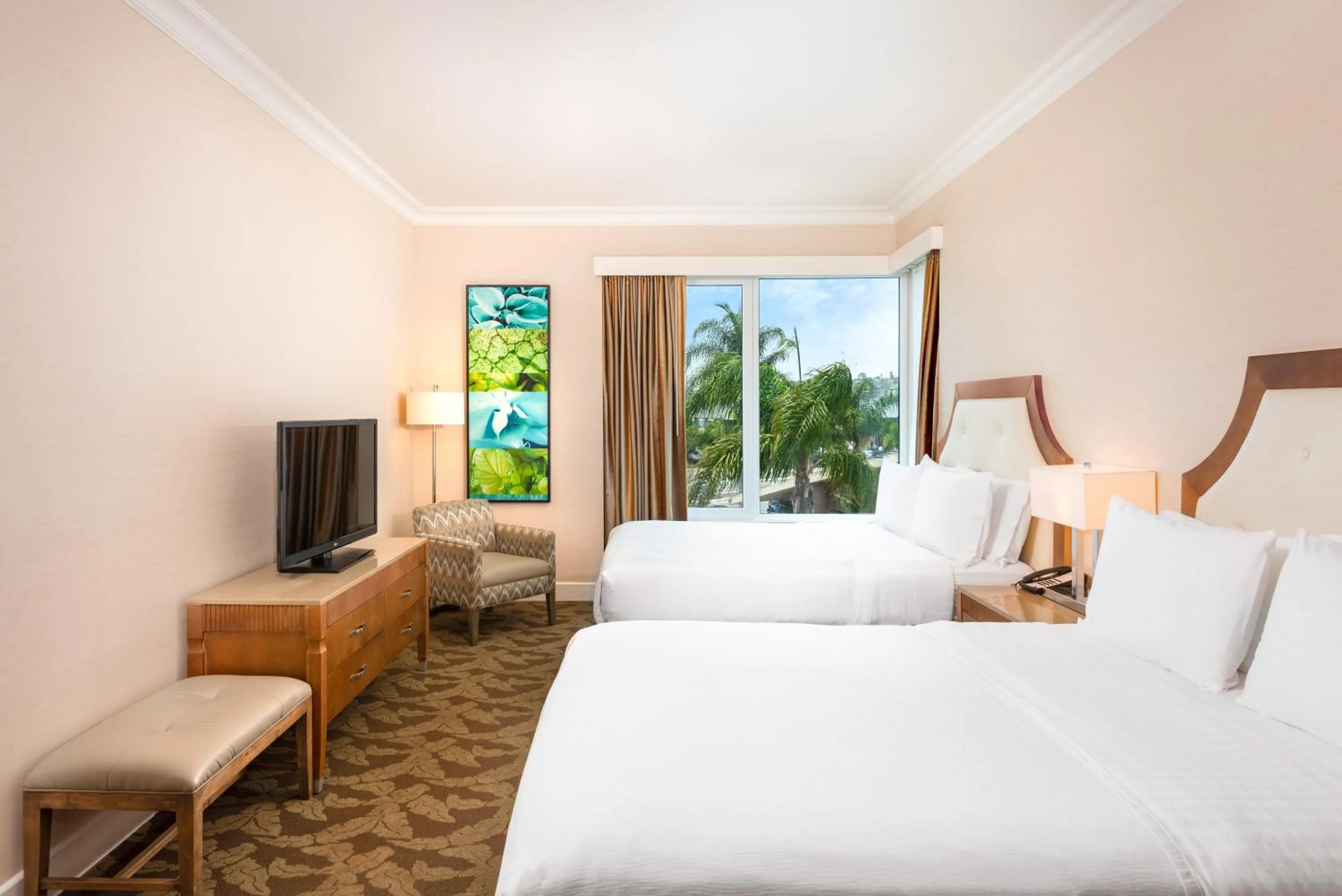 Bedroom, Bed in DoubleTree by Hilton San Diego Bayside