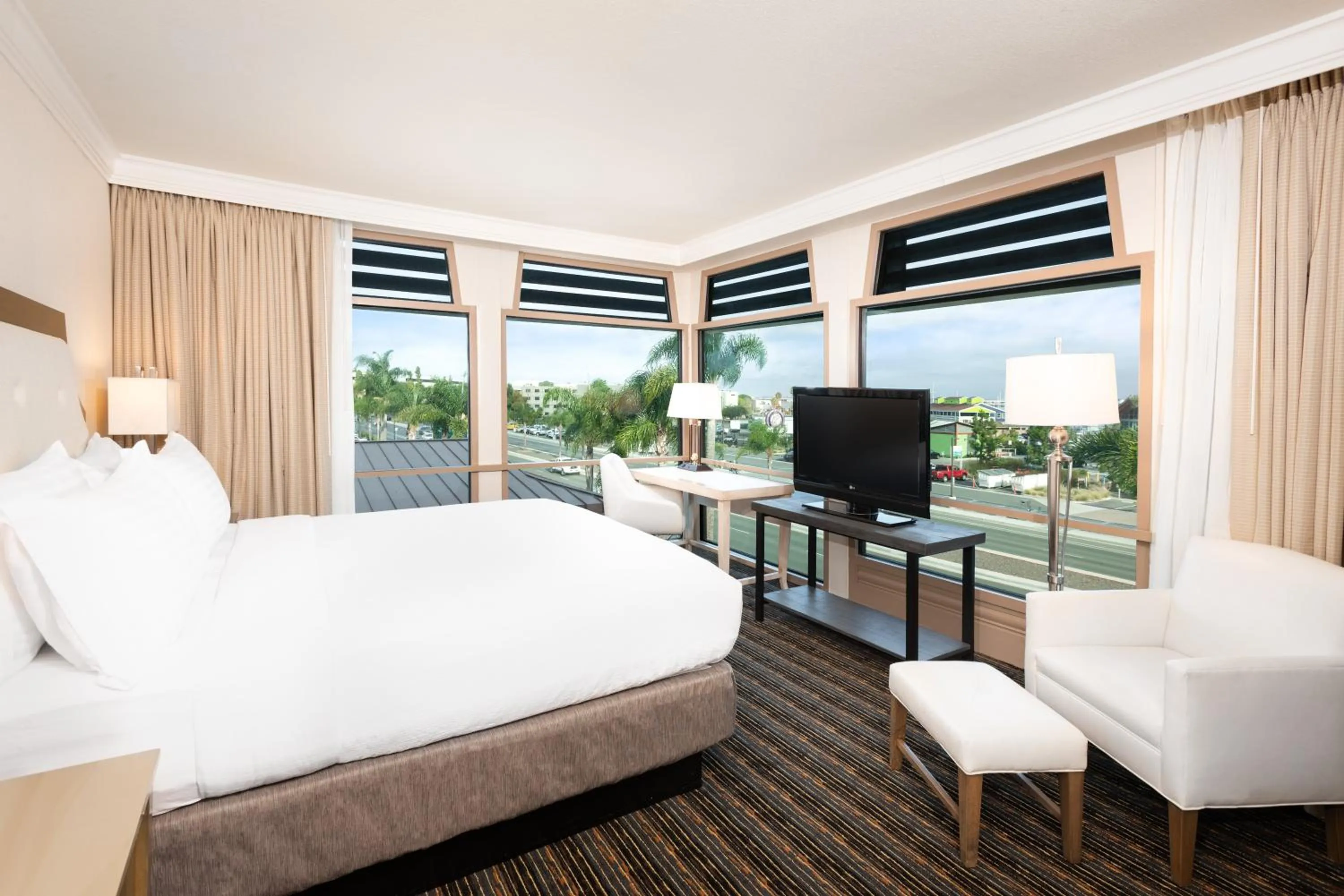 Bedroom, Bed in DoubleTree by Hilton San Diego Bayside