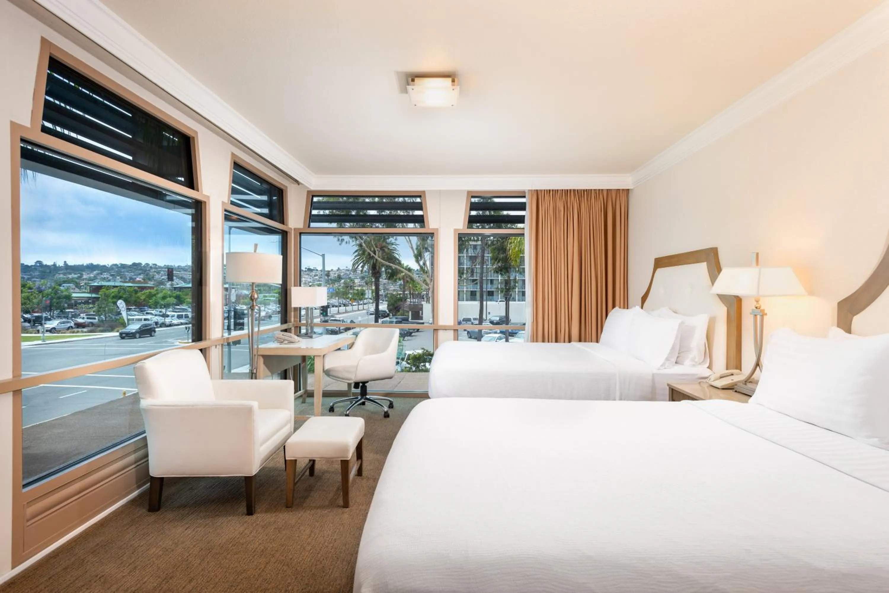 Bedroom, Bed in DoubleTree by Hilton San Diego Bayside