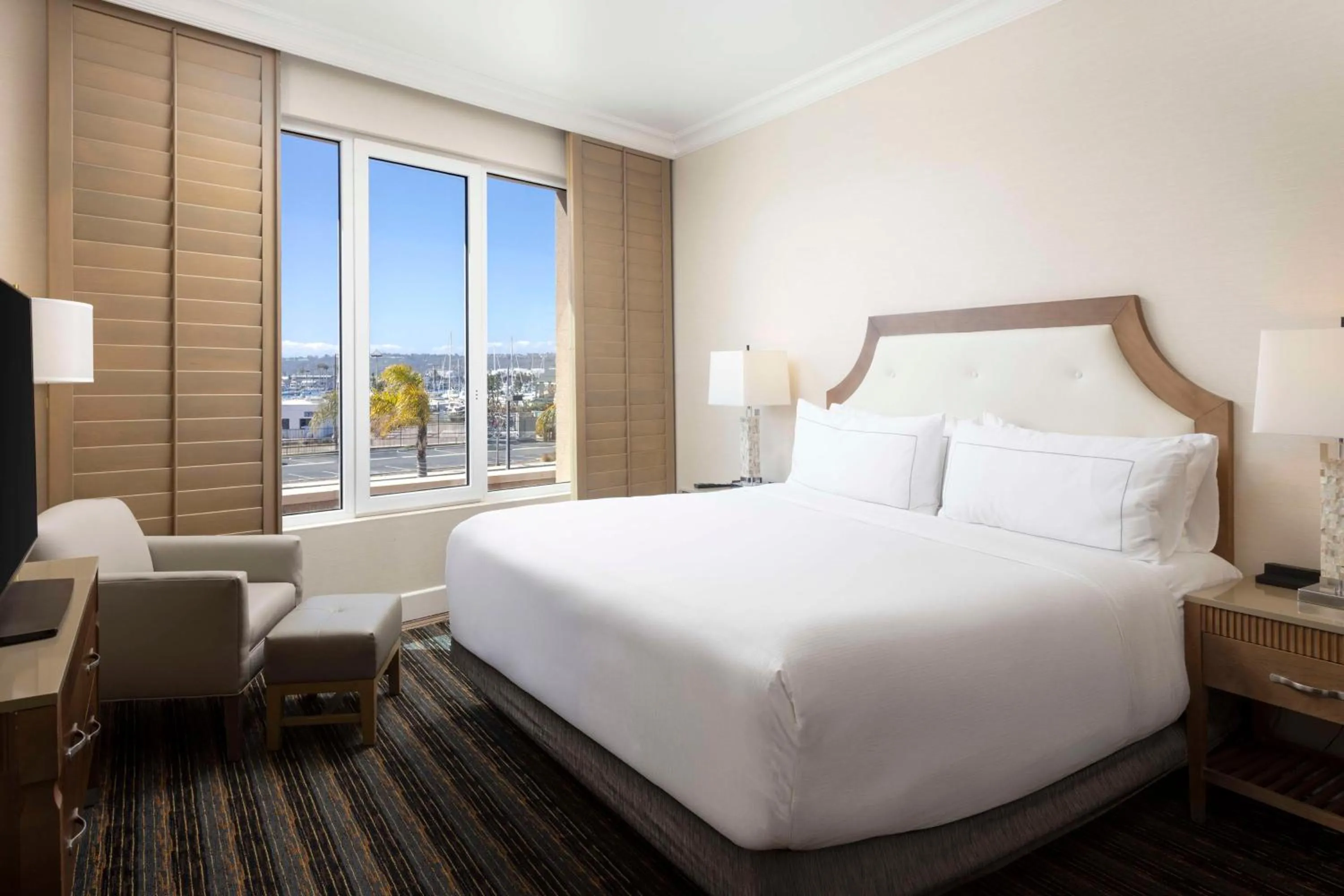 Bed in DoubleTree by Hilton San Diego Bayside