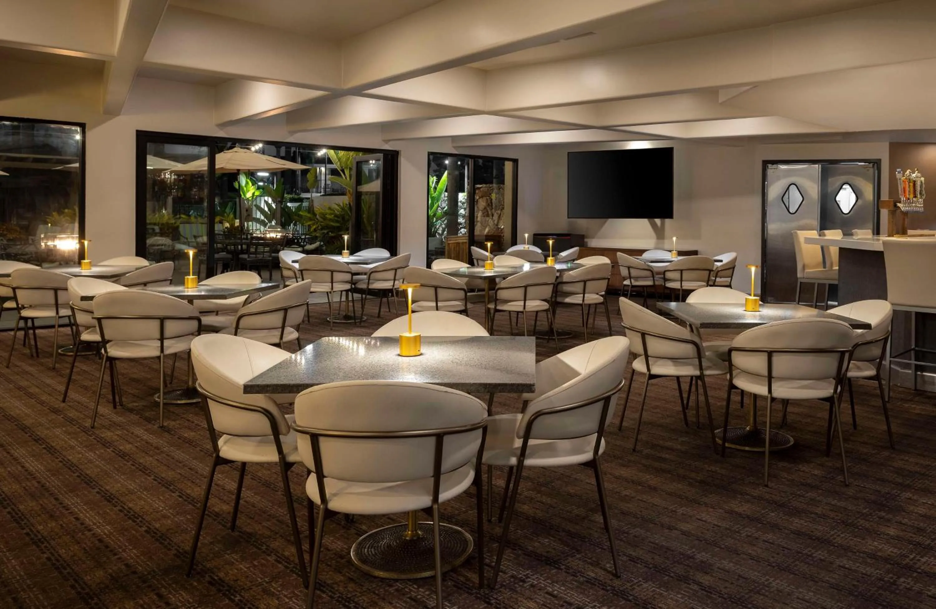 Lounge or bar in DoubleTree by Hilton San Diego Bayside