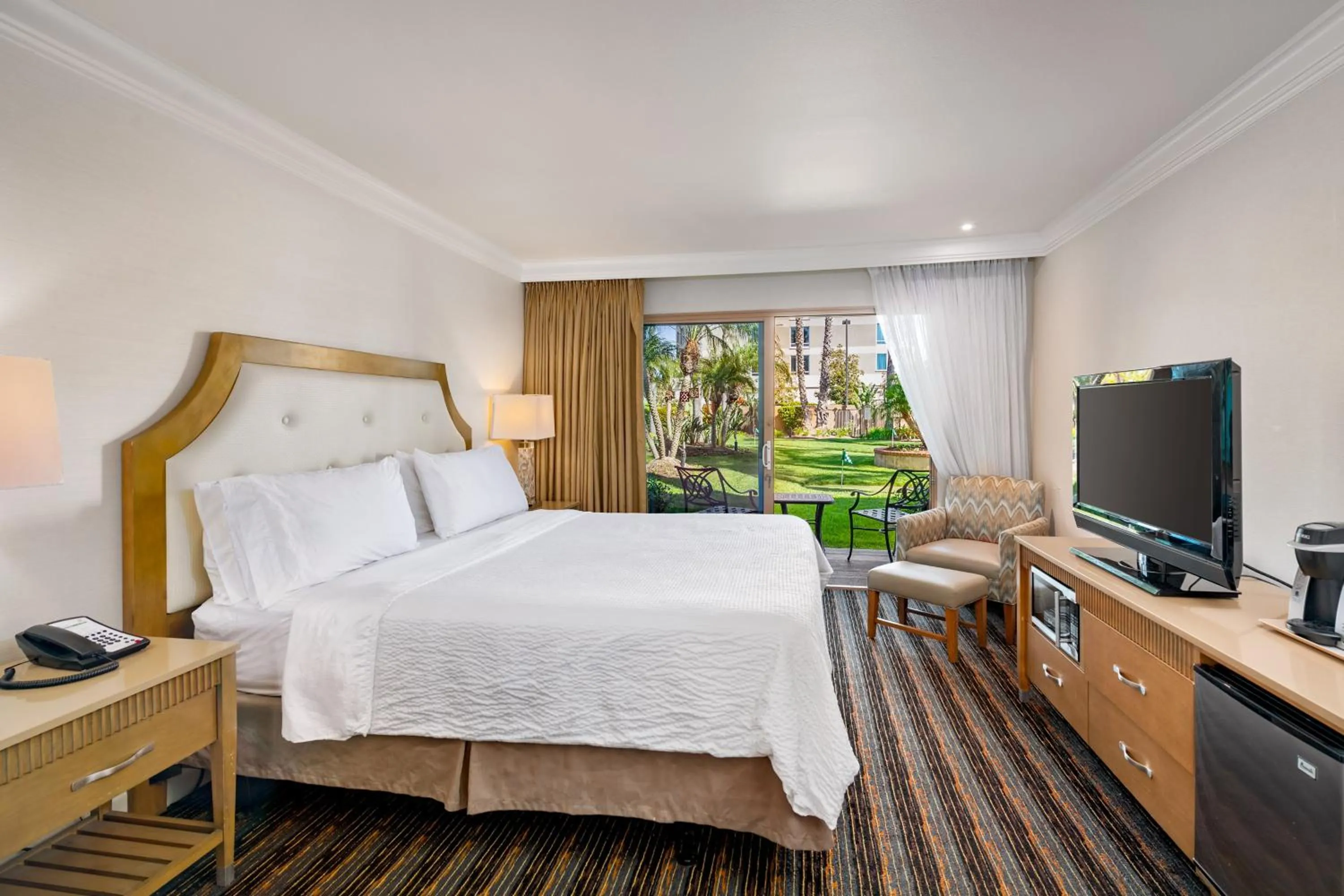 Photo of the whole room, Bed in DoubleTree by Hilton San Diego Bayside