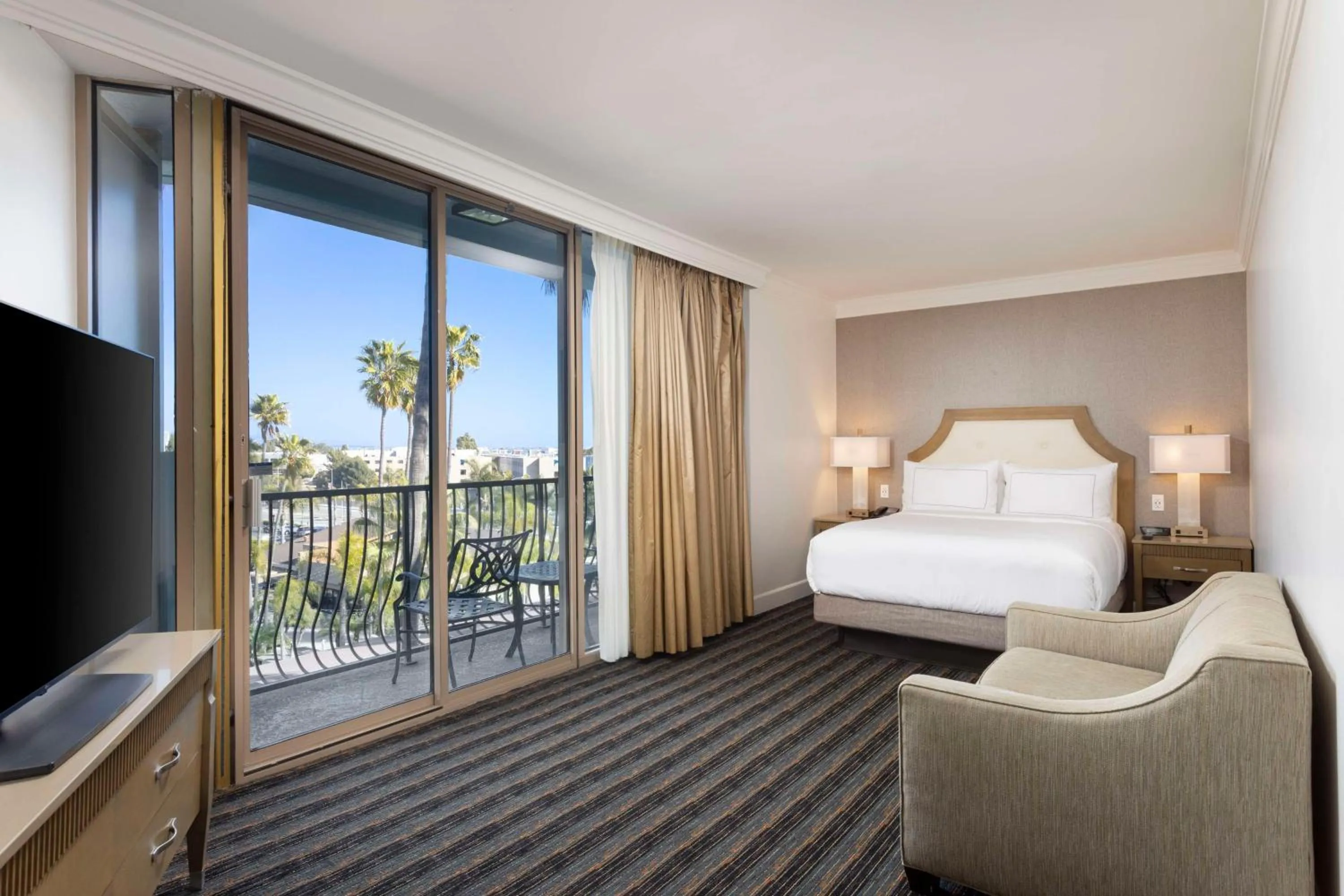 Bed in DoubleTree by Hilton San Diego Bayside