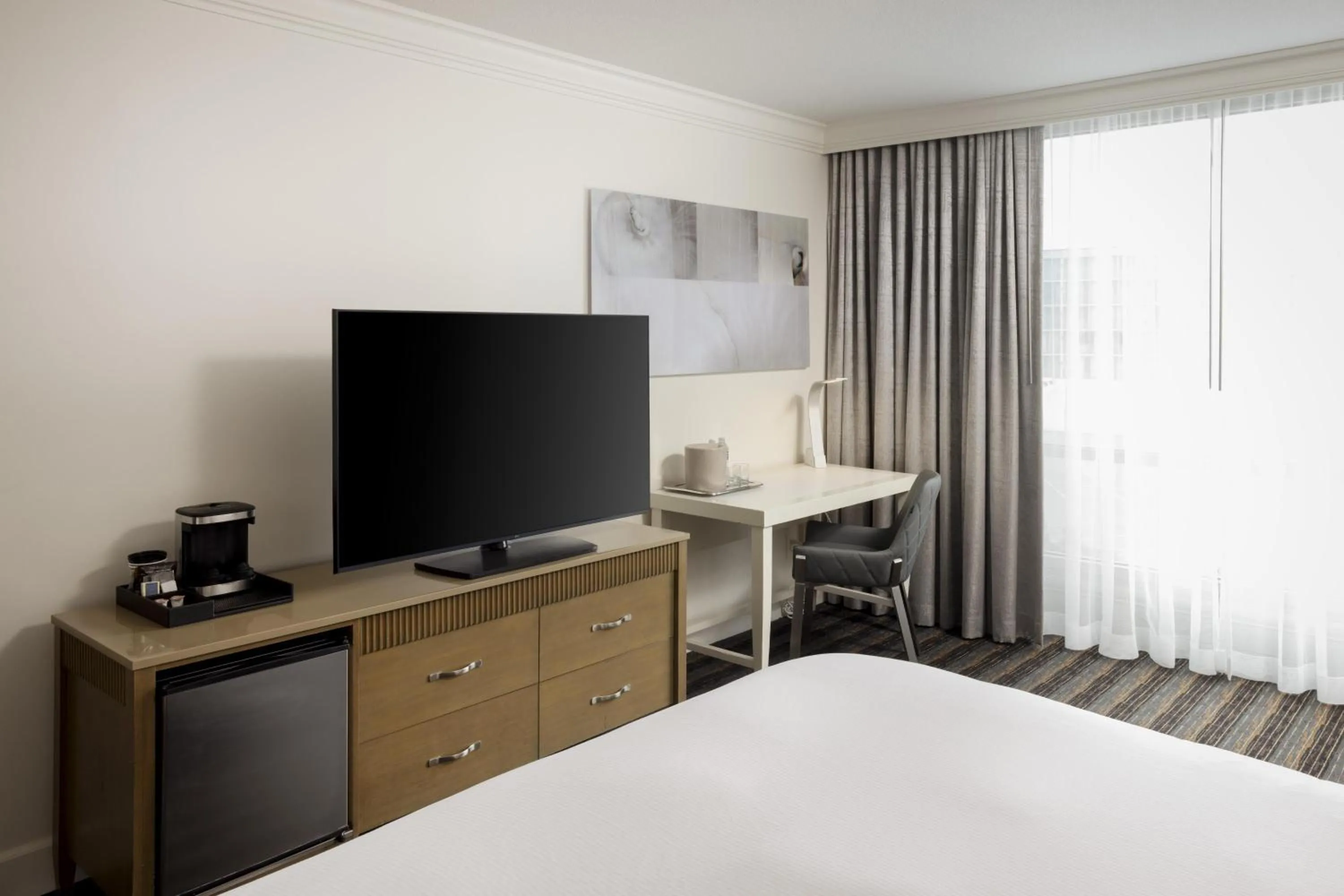 Bedroom, Bed in DoubleTree by Hilton San Diego Bayside