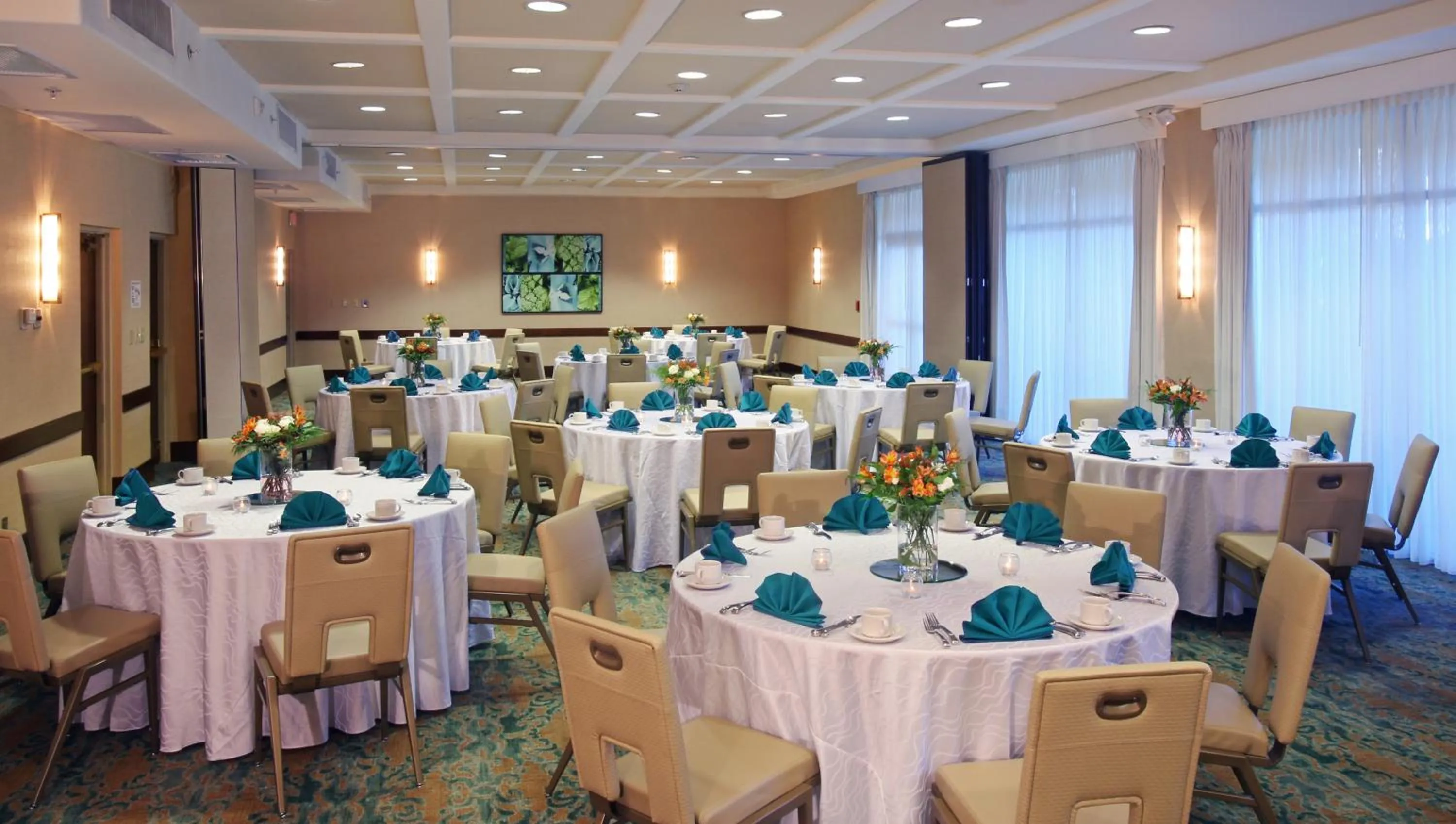 Restaurant/places to eat in DoubleTree by Hilton San Diego Bayside