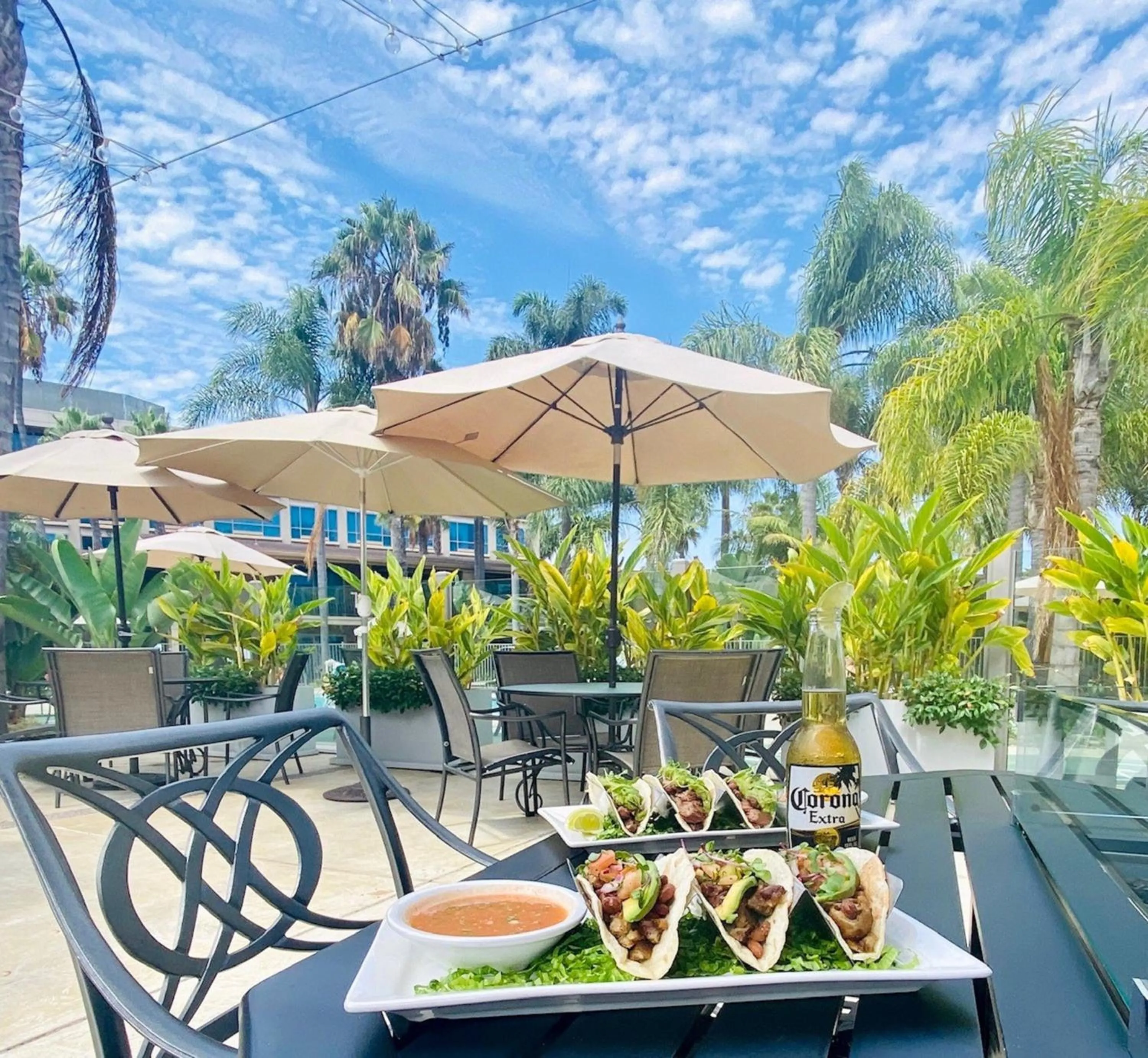 Lounge or bar in DoubleTree by Hilton San Diego Bayside