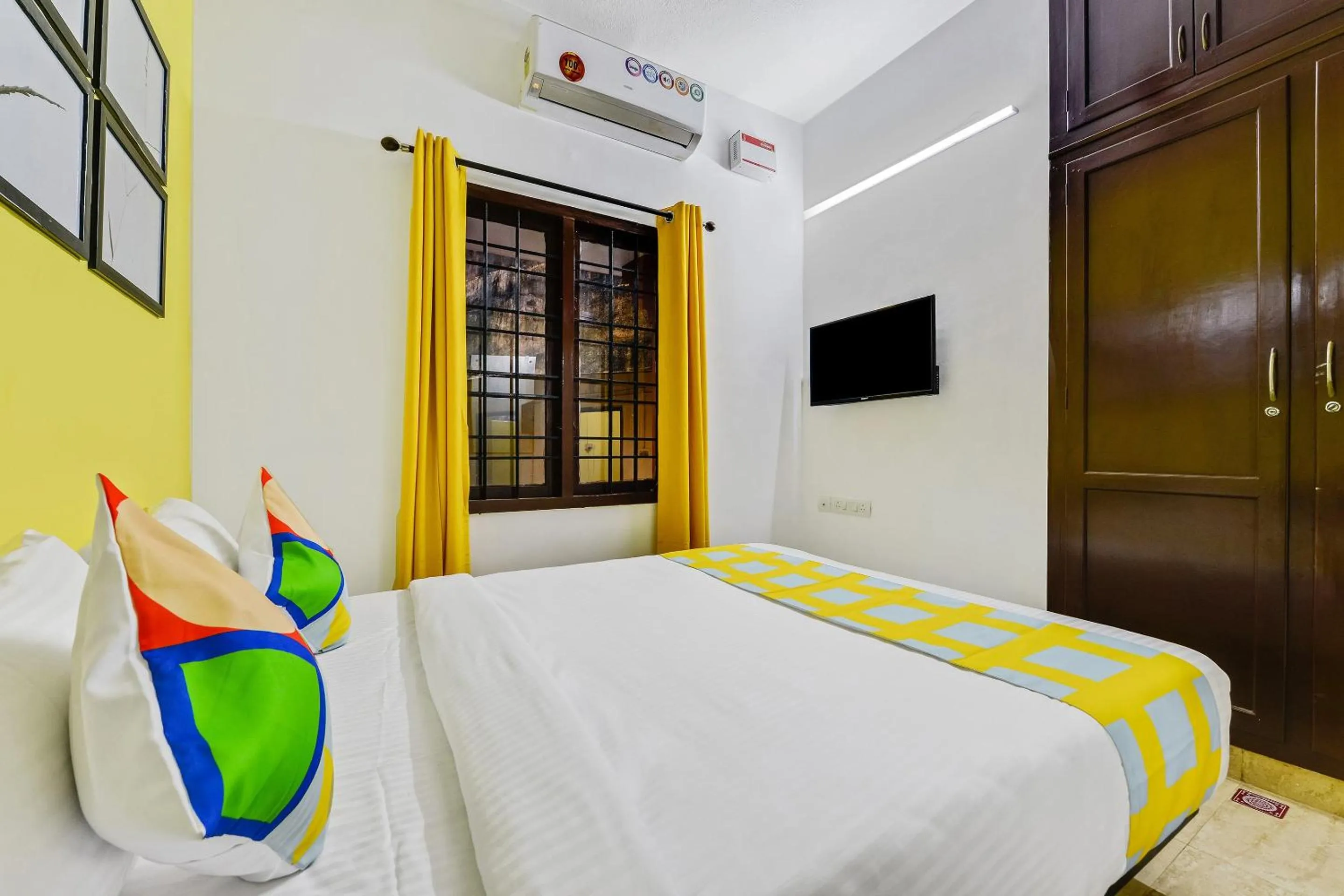 Facade/entrance, Bed in Hotel O G-Cloud