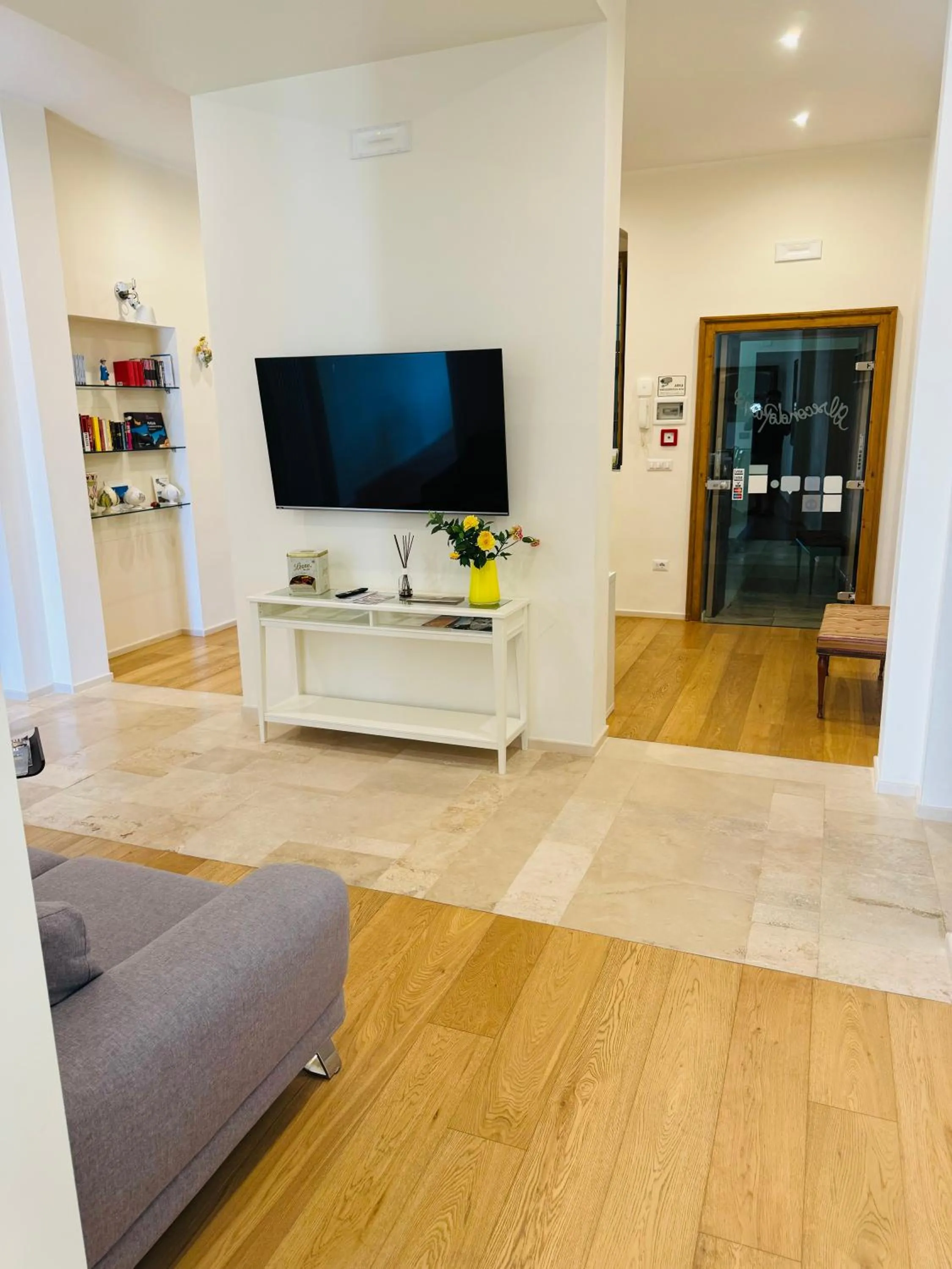 Communal lounge/ TV room in Alsecondopiano B&B