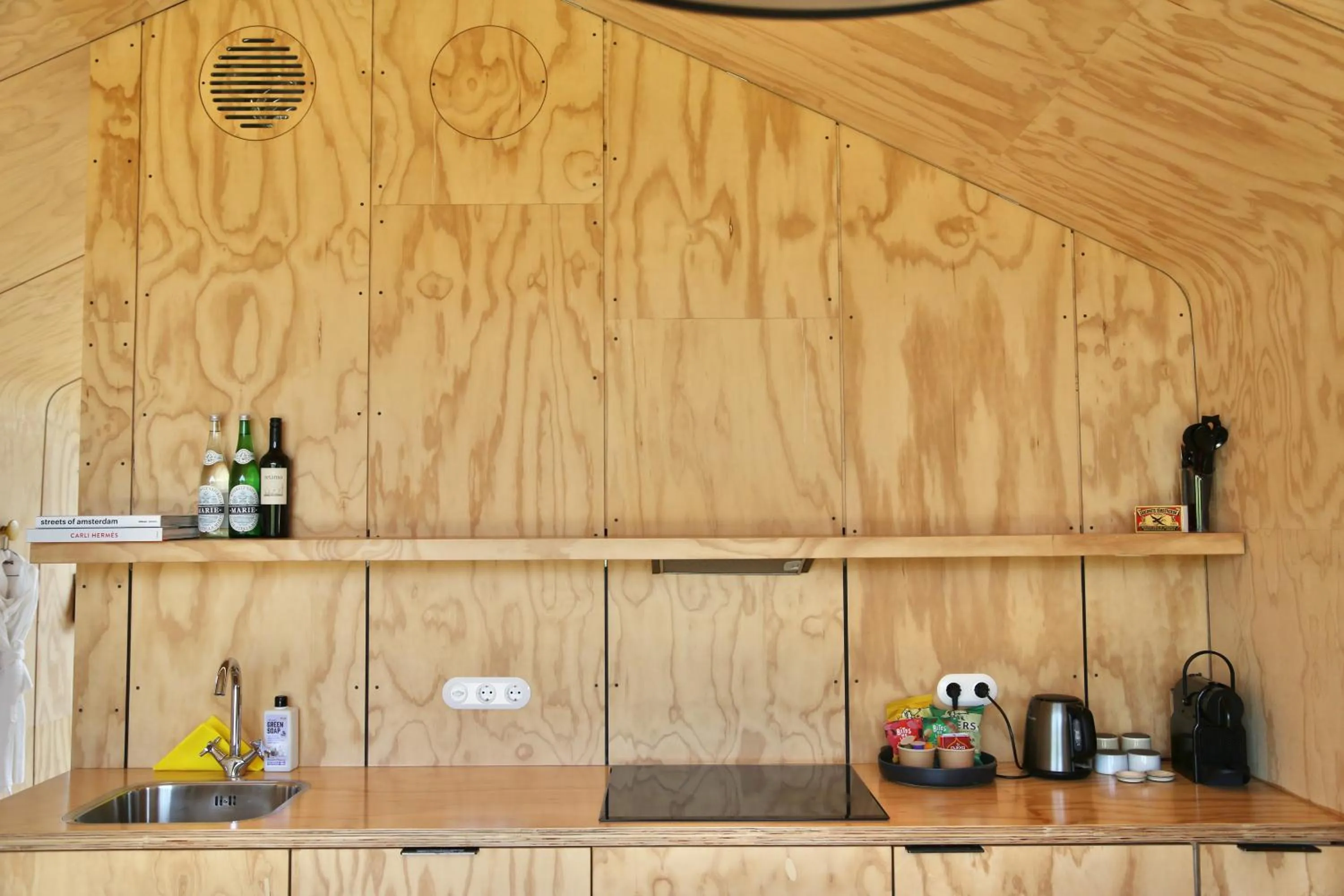 Coffee/tea facilities in Basecamp Amsterdam