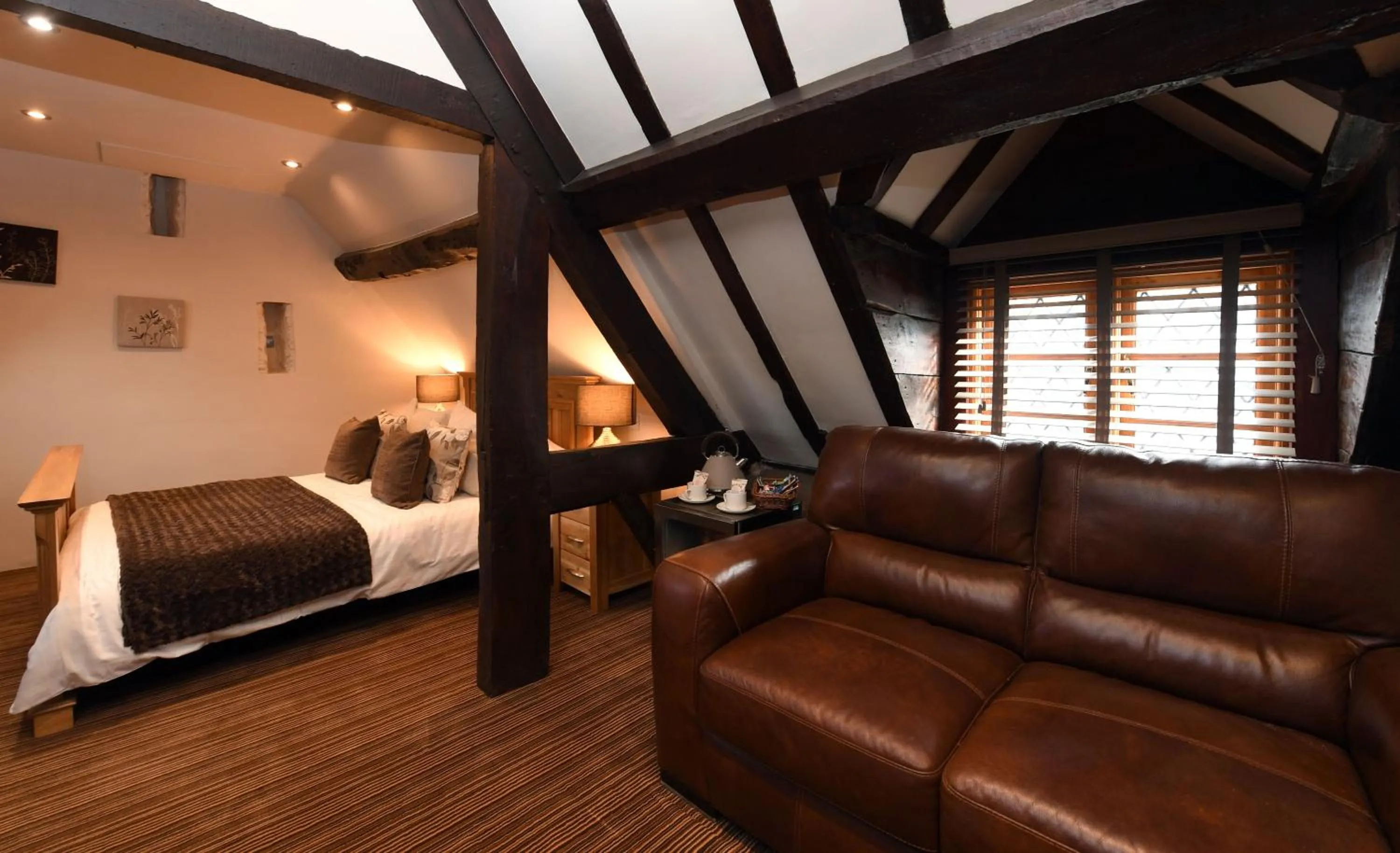 Living room, Bed in The Punch Bowl Inn