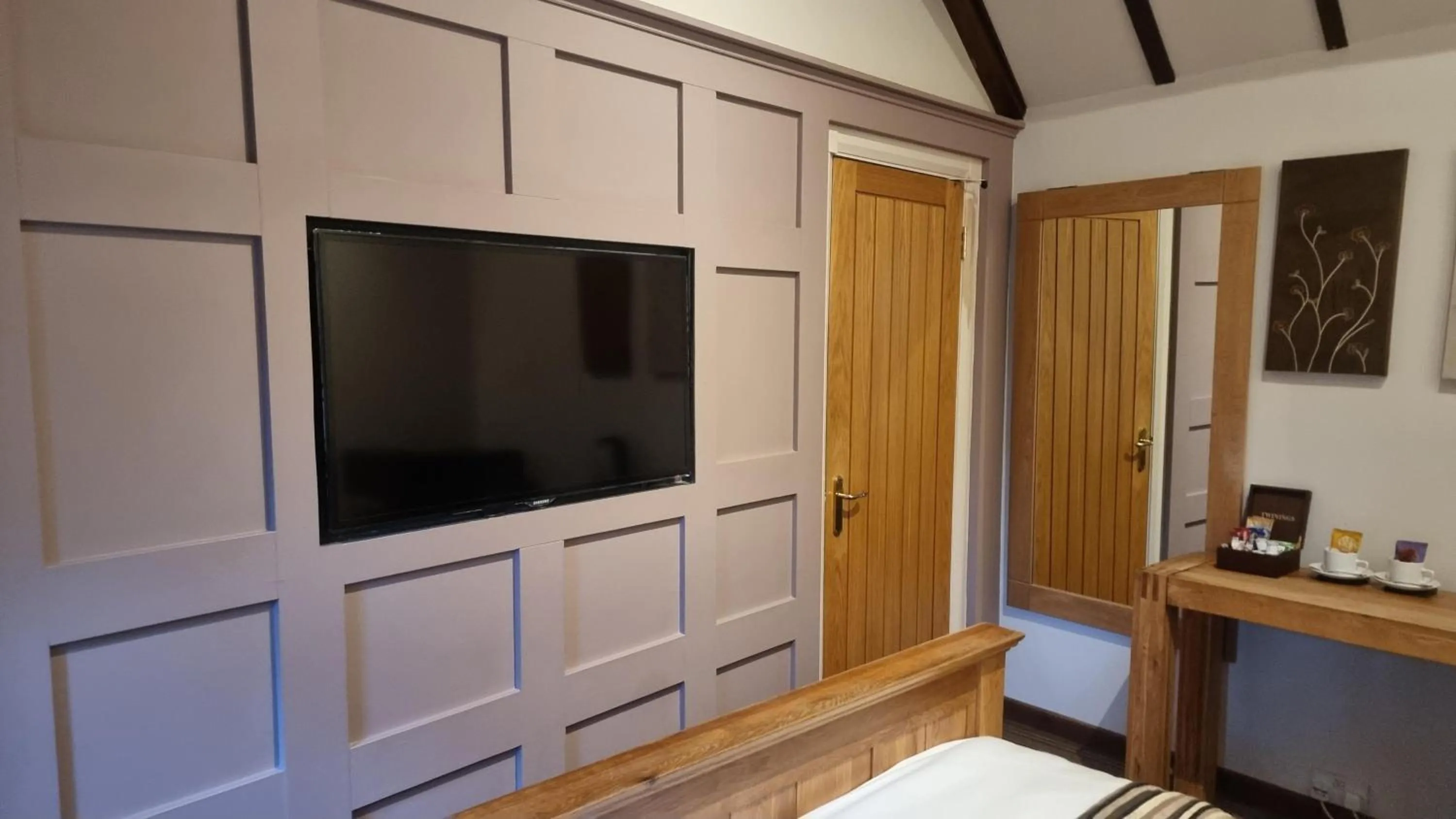 TV and multimedia in The Punch Bowl Inn