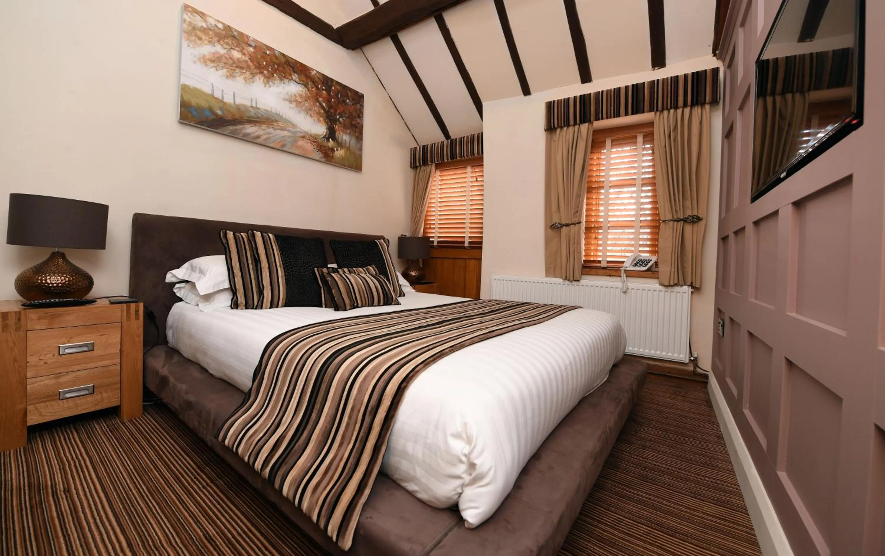 Bedroom, Bed in The Punch Bowl Inn