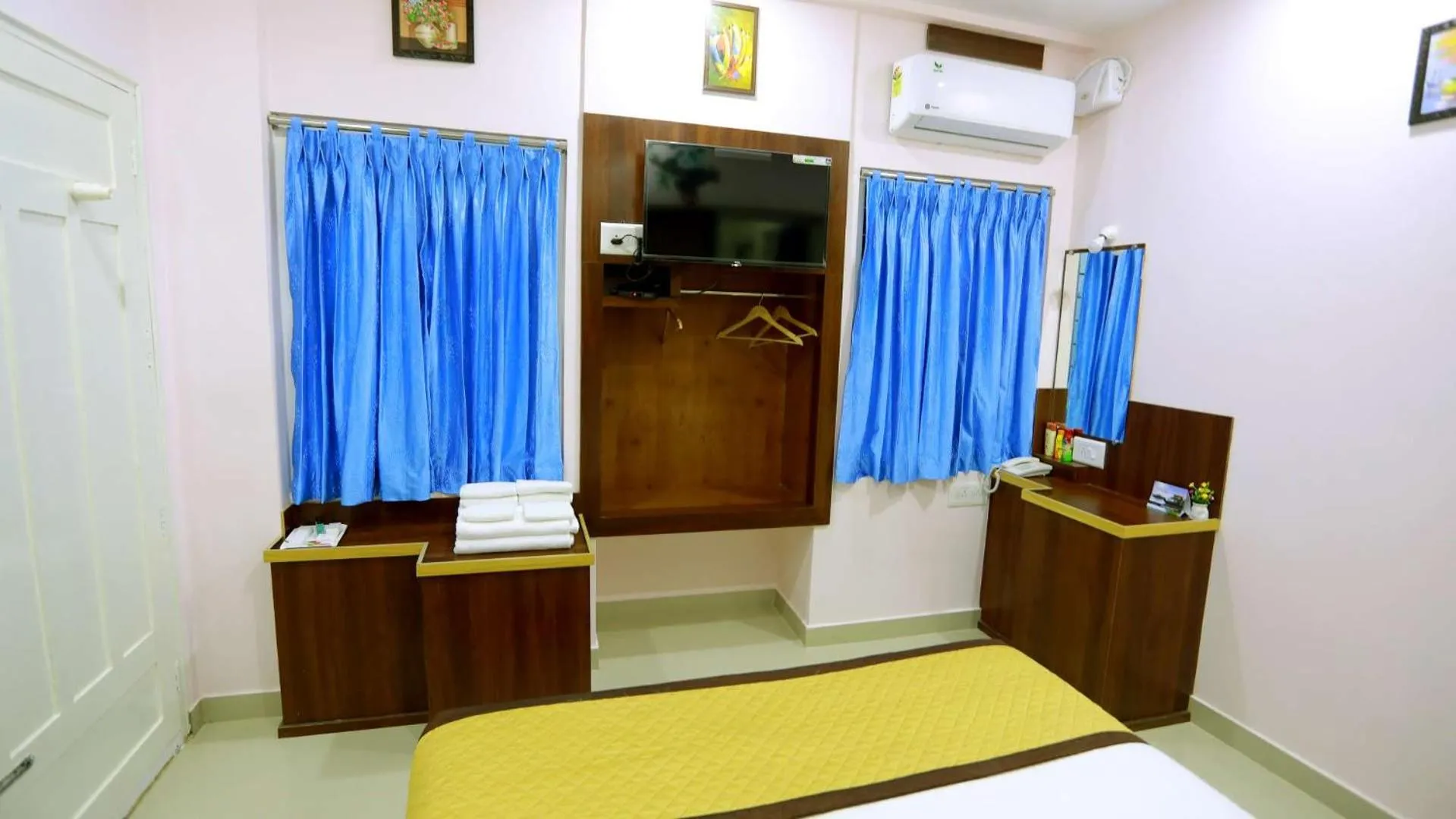 Photo of the whole room in Base9 Cochin Airport Hotel