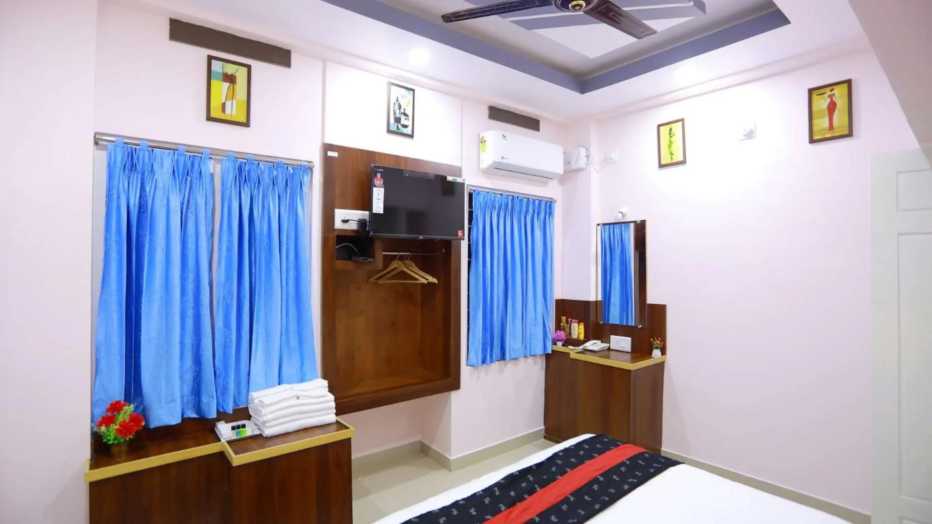 Bedroom, Bed in Base9 Cochin Airport Hotel