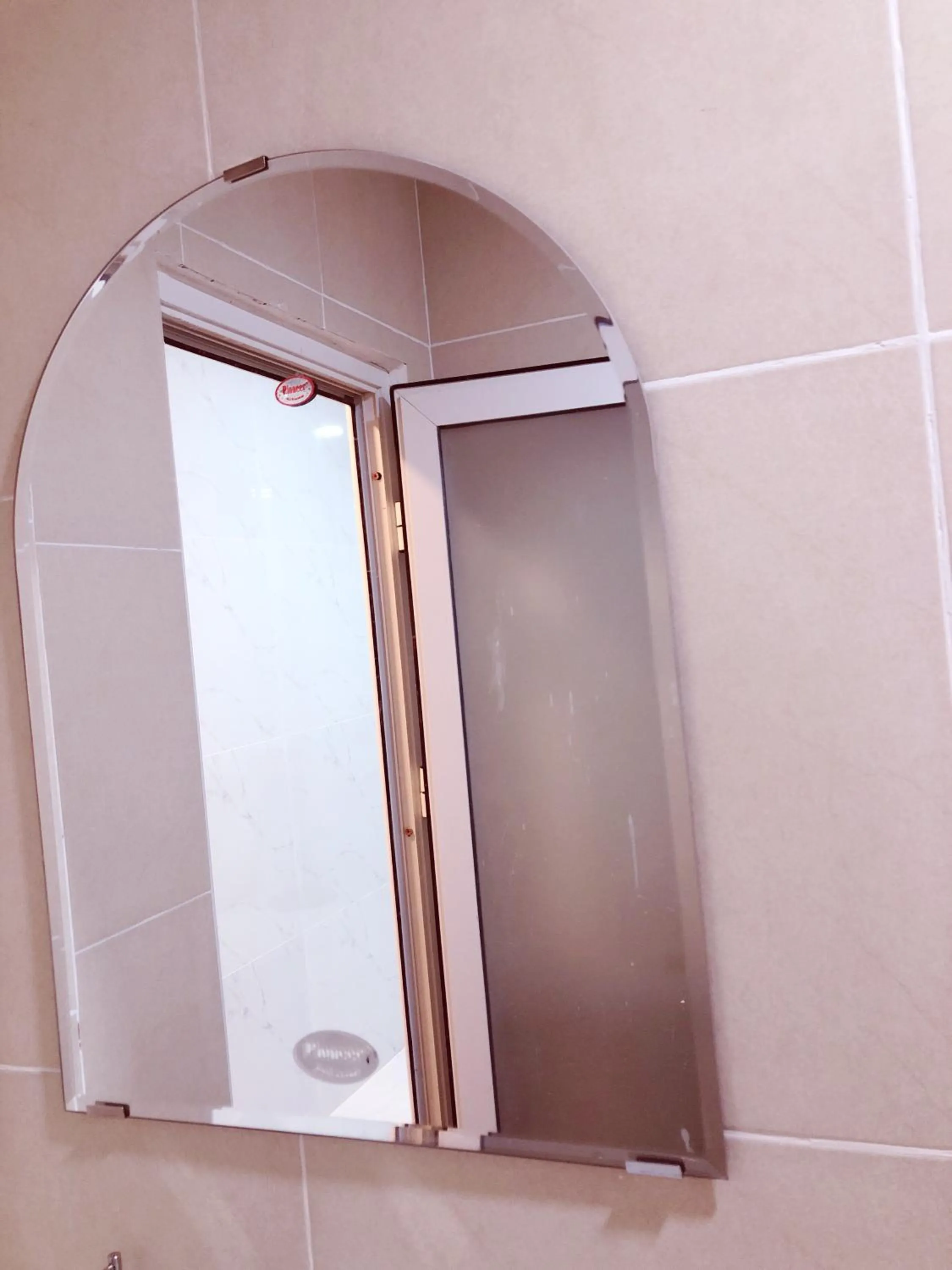 Shower in Aurora Hotel