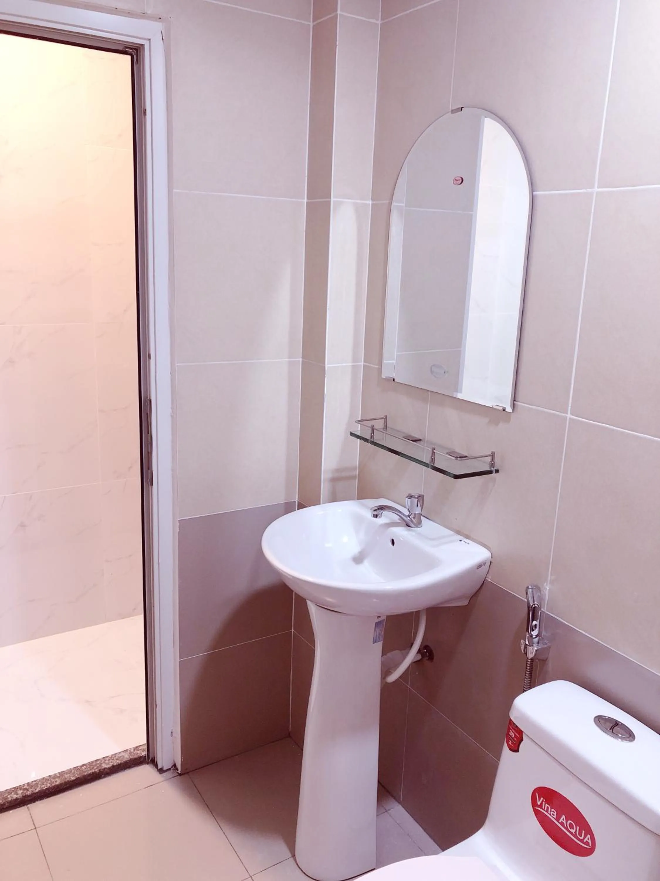 Shower in Aurora Hotel