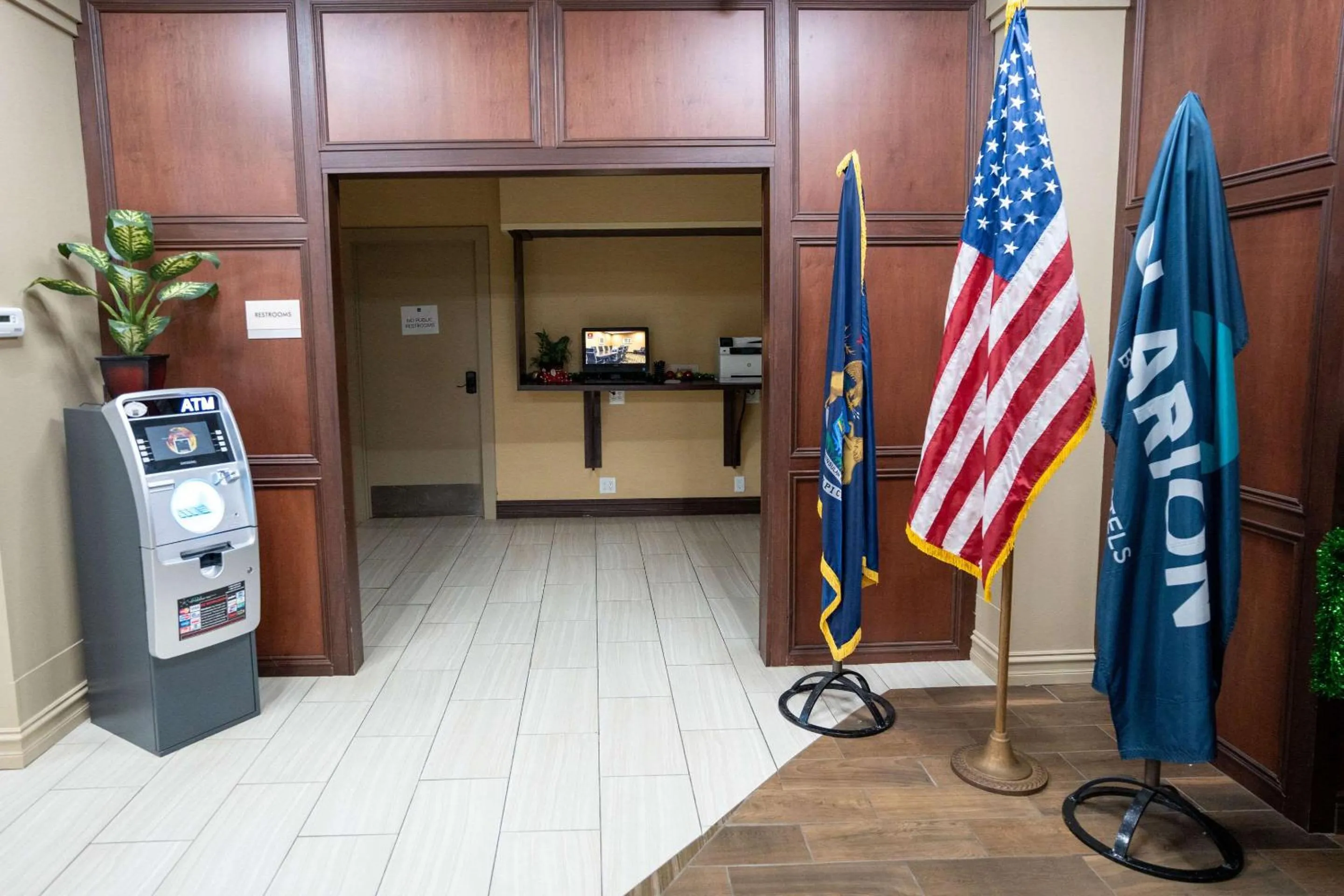 Business facilities in Clarion Hotel Detroit Metro Airport